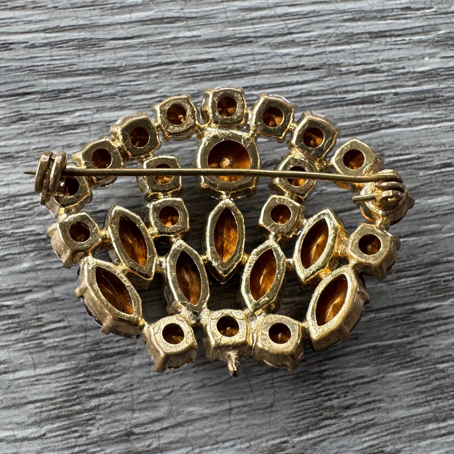 Broche Vintage en métal doré et verroterie