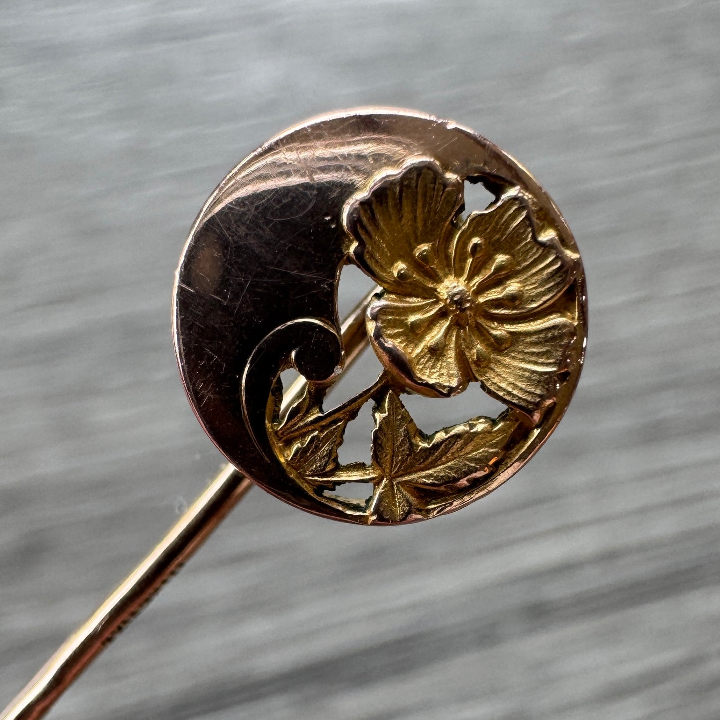 Épingle à cravate ancienne Art Nouveau « décor fleur » - plaqué or