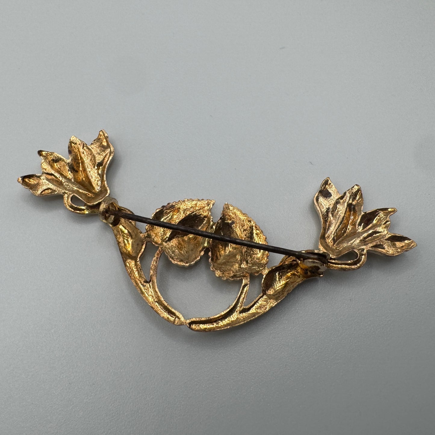 Broche ancienne Art Nouveau dorée - motif floral feuillagé