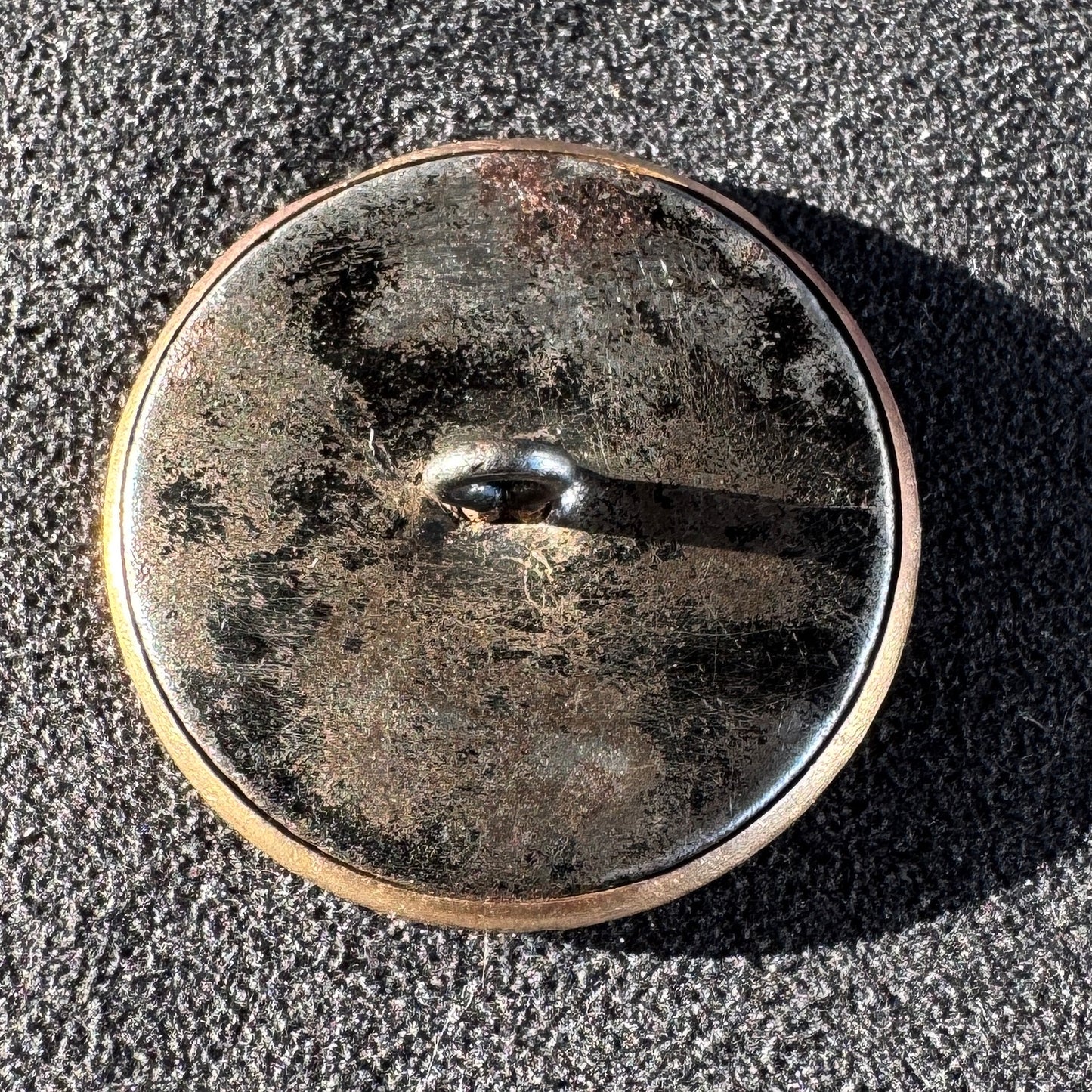 Bouton ancien en bronze et metal - « Lion et pyramides »