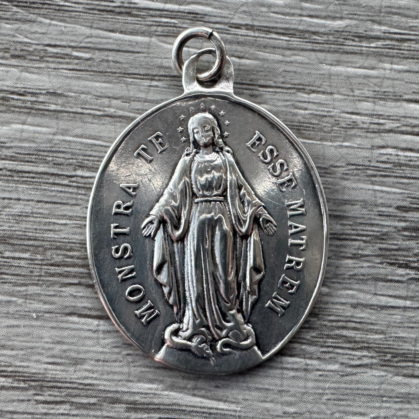 Médaille religieuse ancienne en argent « Monstra Te Esse Matrem »
