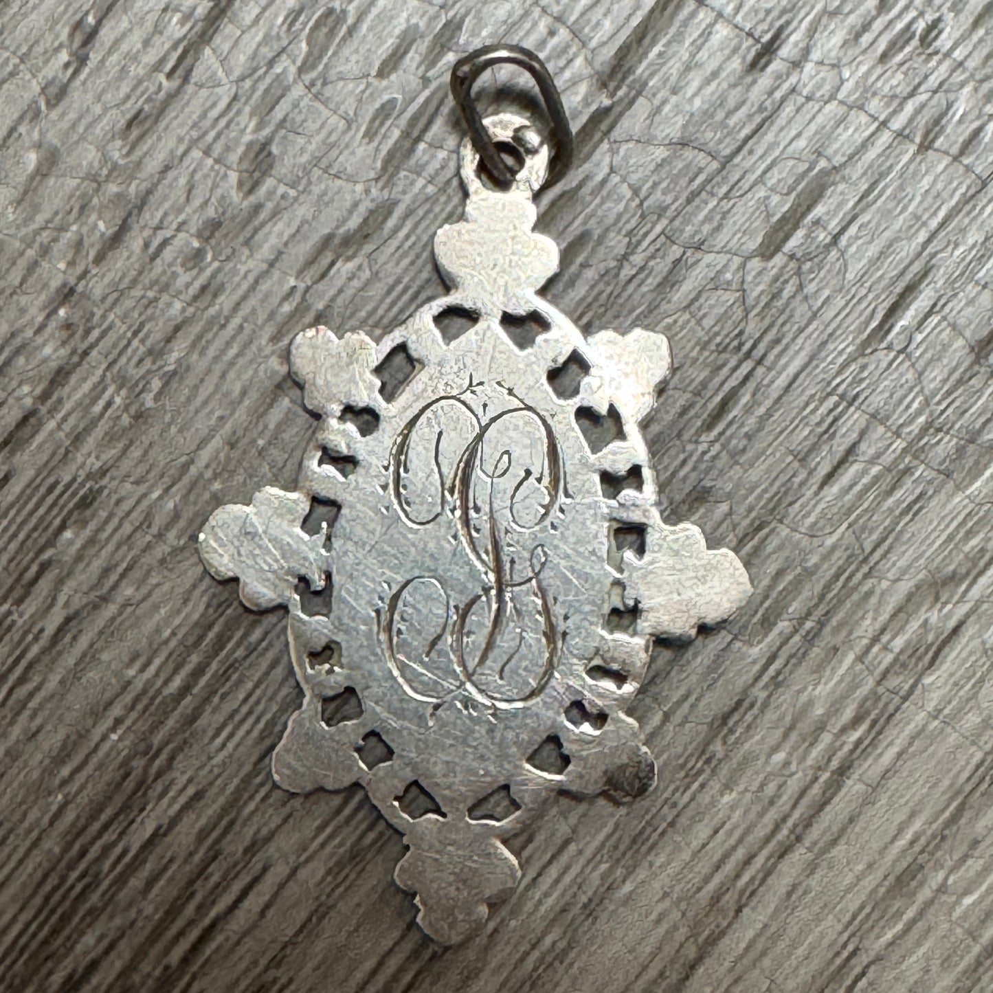 Médaille religieuse ancienne en argent et vermeil « calice et fleurs de Lys»