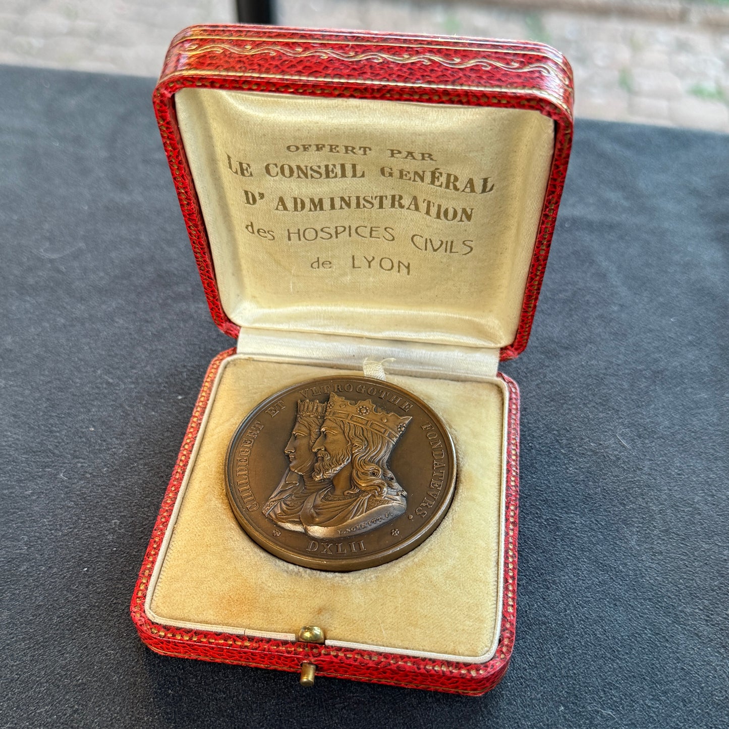 Medaille ancienne en bronze - « roi et reine des Francs » - hospices de Lyon