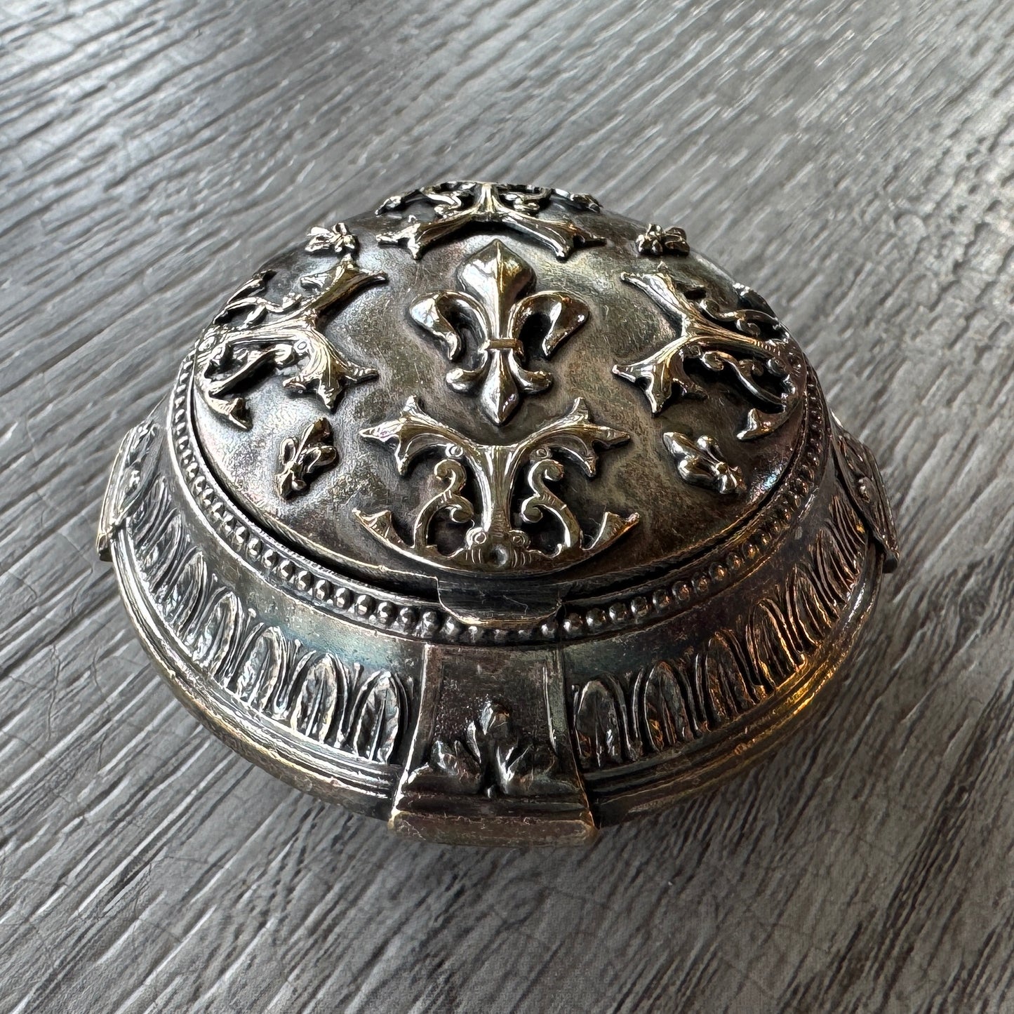 boîte Ancienne pilulier « fleur de Lys » - métal argenté