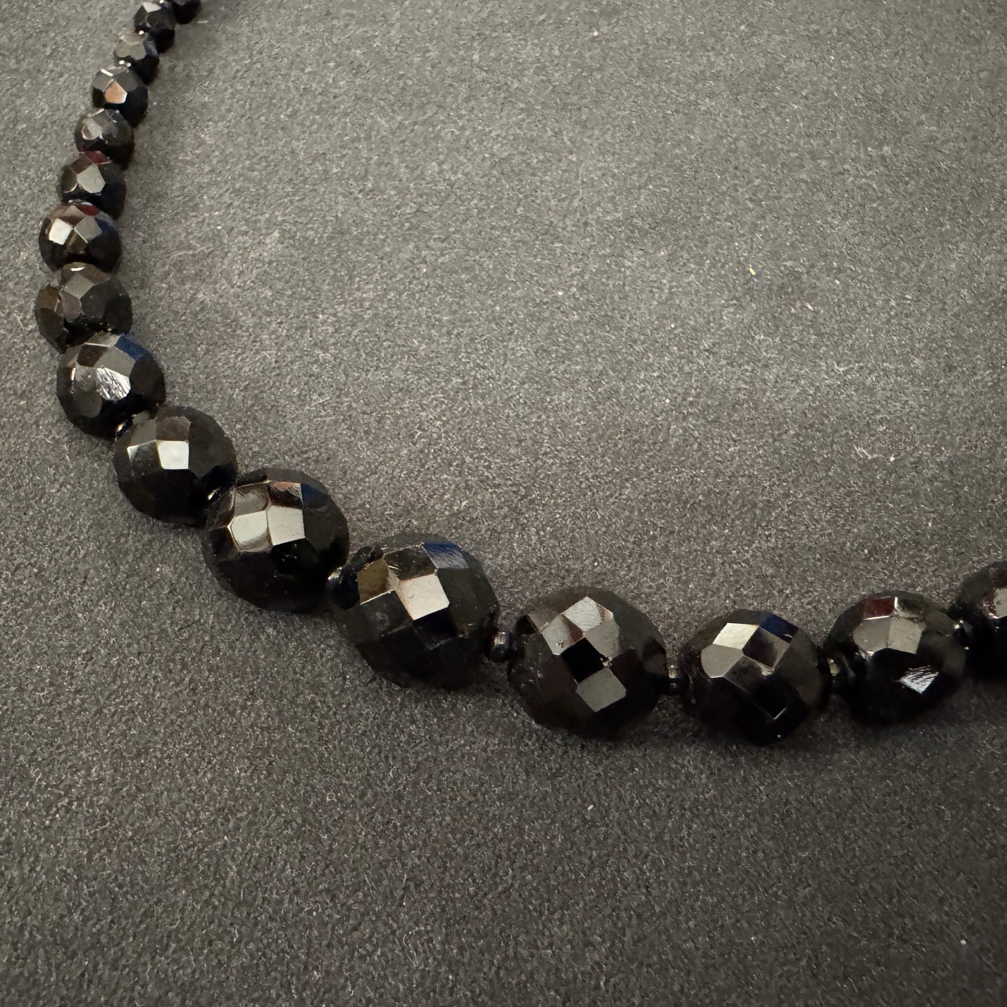 Collier ancien - perles en verre facetté noir