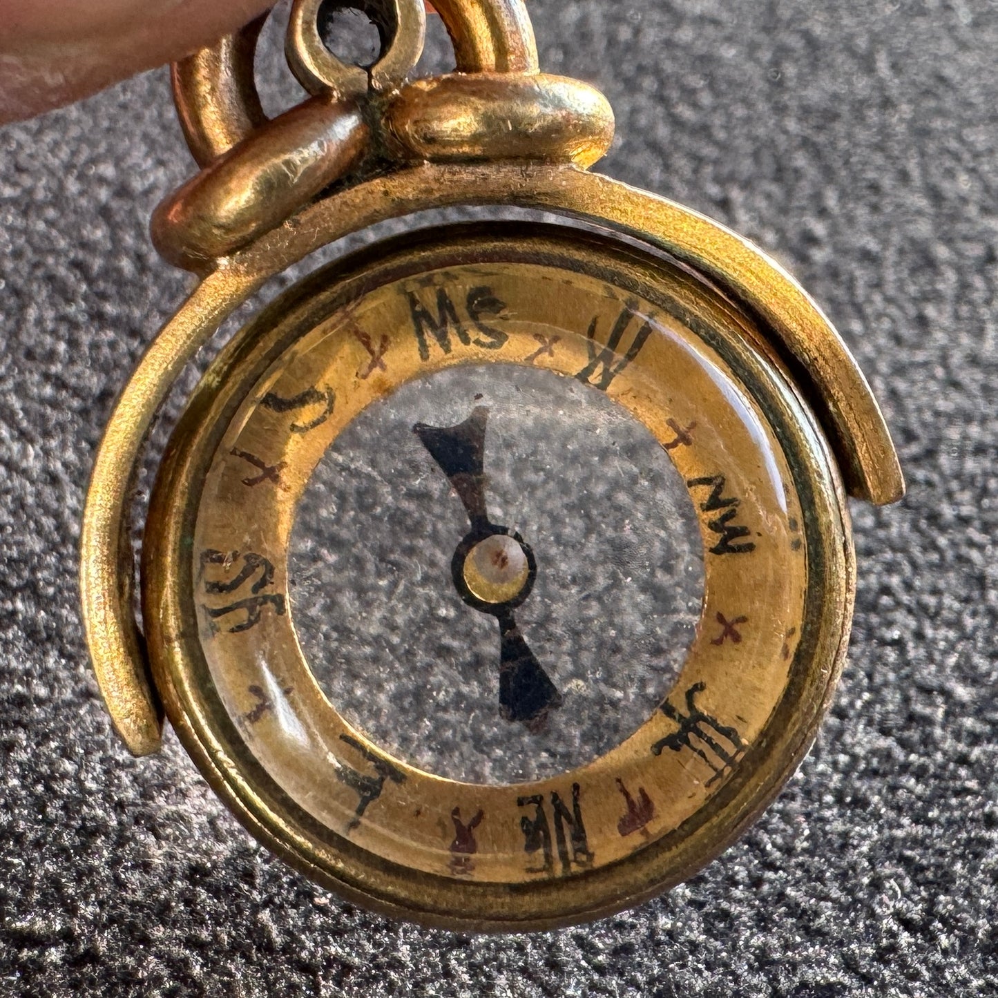 Pendentif ancien boussole miniature en bronze