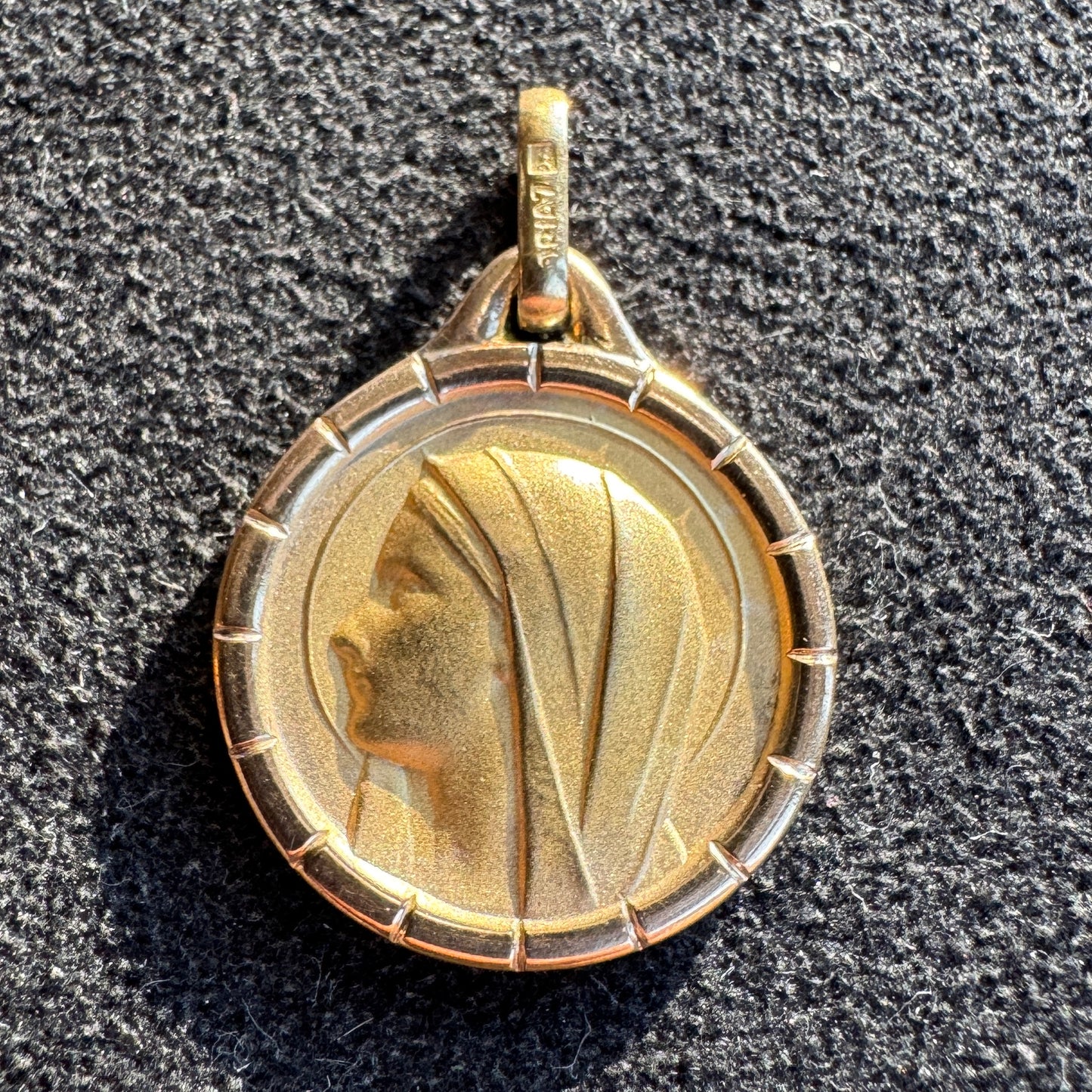 Médaille religieuse ancienne en plaqué or « Sainte Vierge »