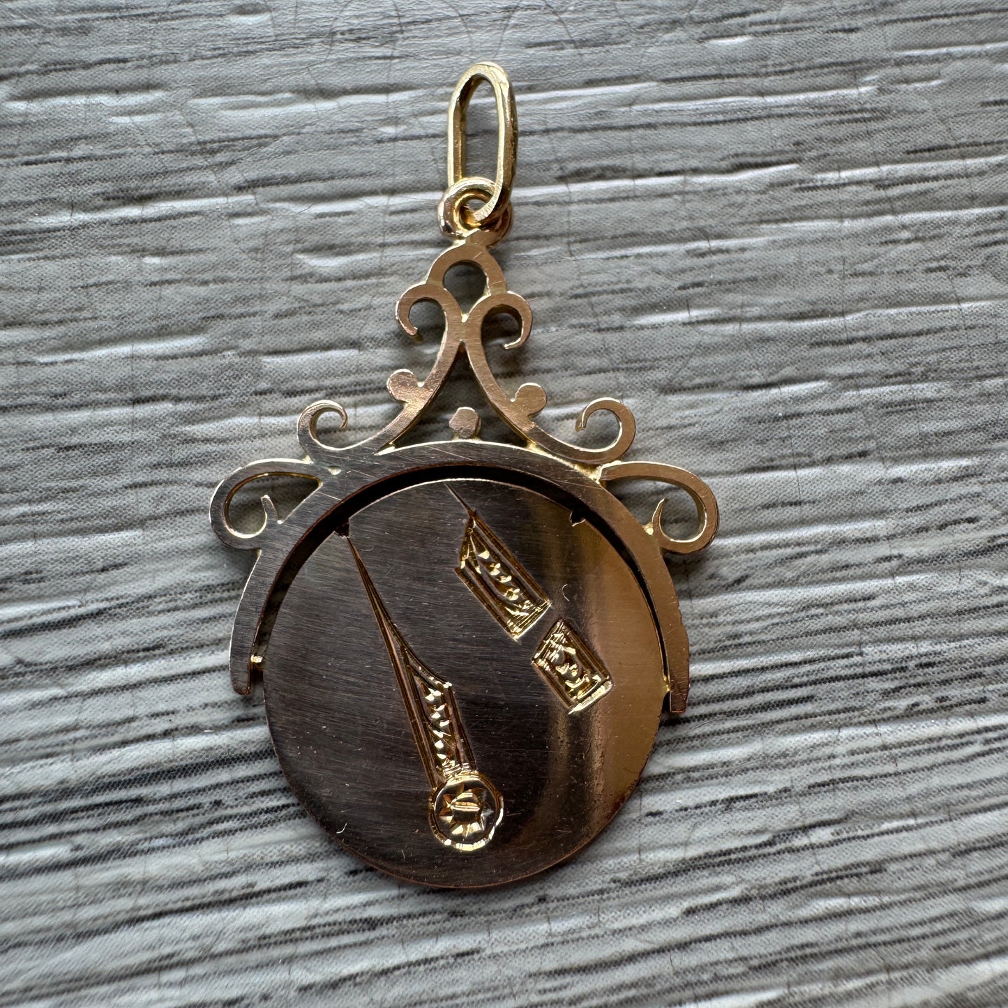 Rare pendentif à système en plaqué or « Franc Maçonnerie »