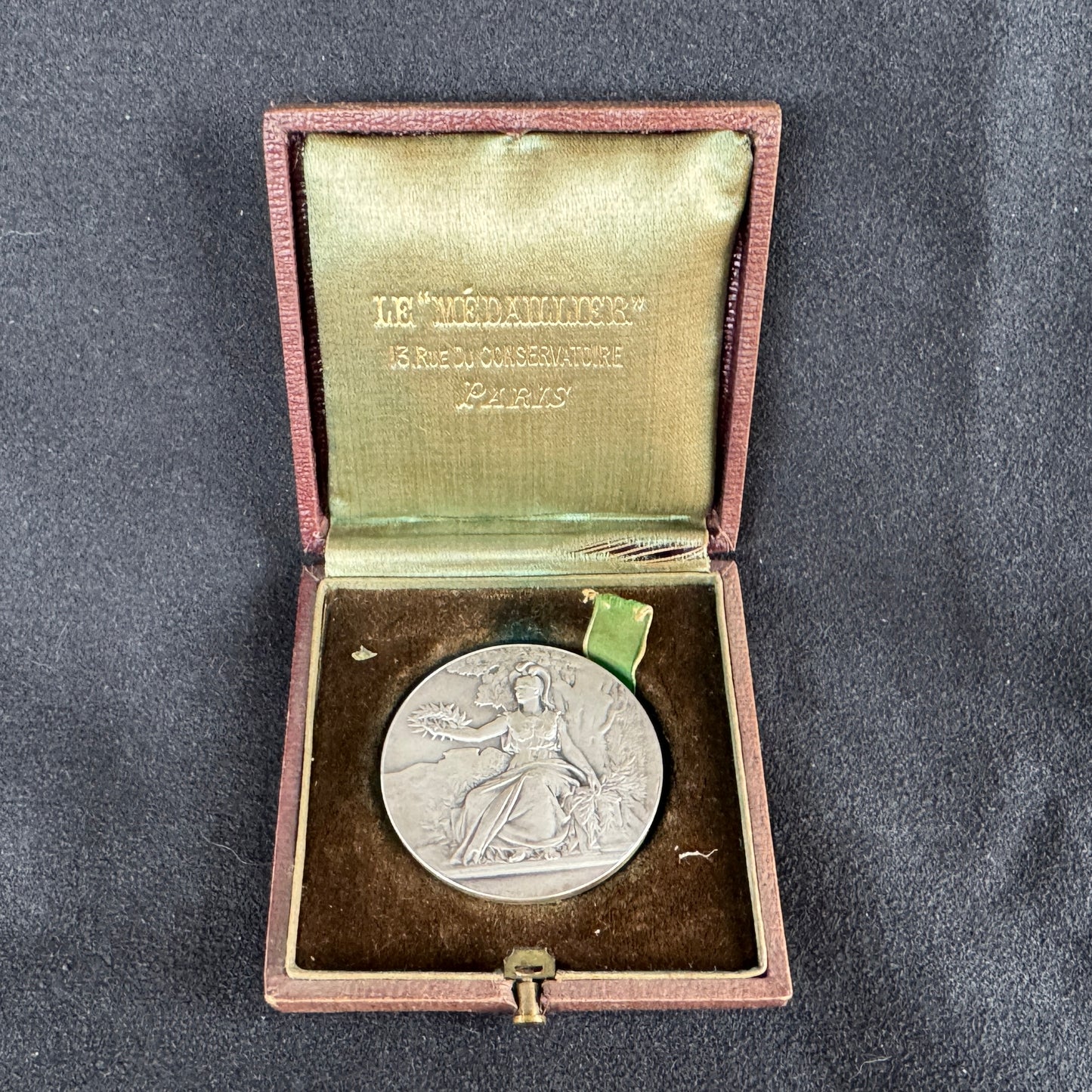 Médaille ancienne en bronze argenté « Marianne casquée »