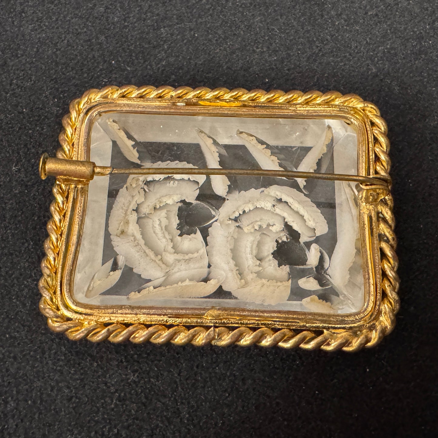 Broche ancienne en plaqué or et Lucite -