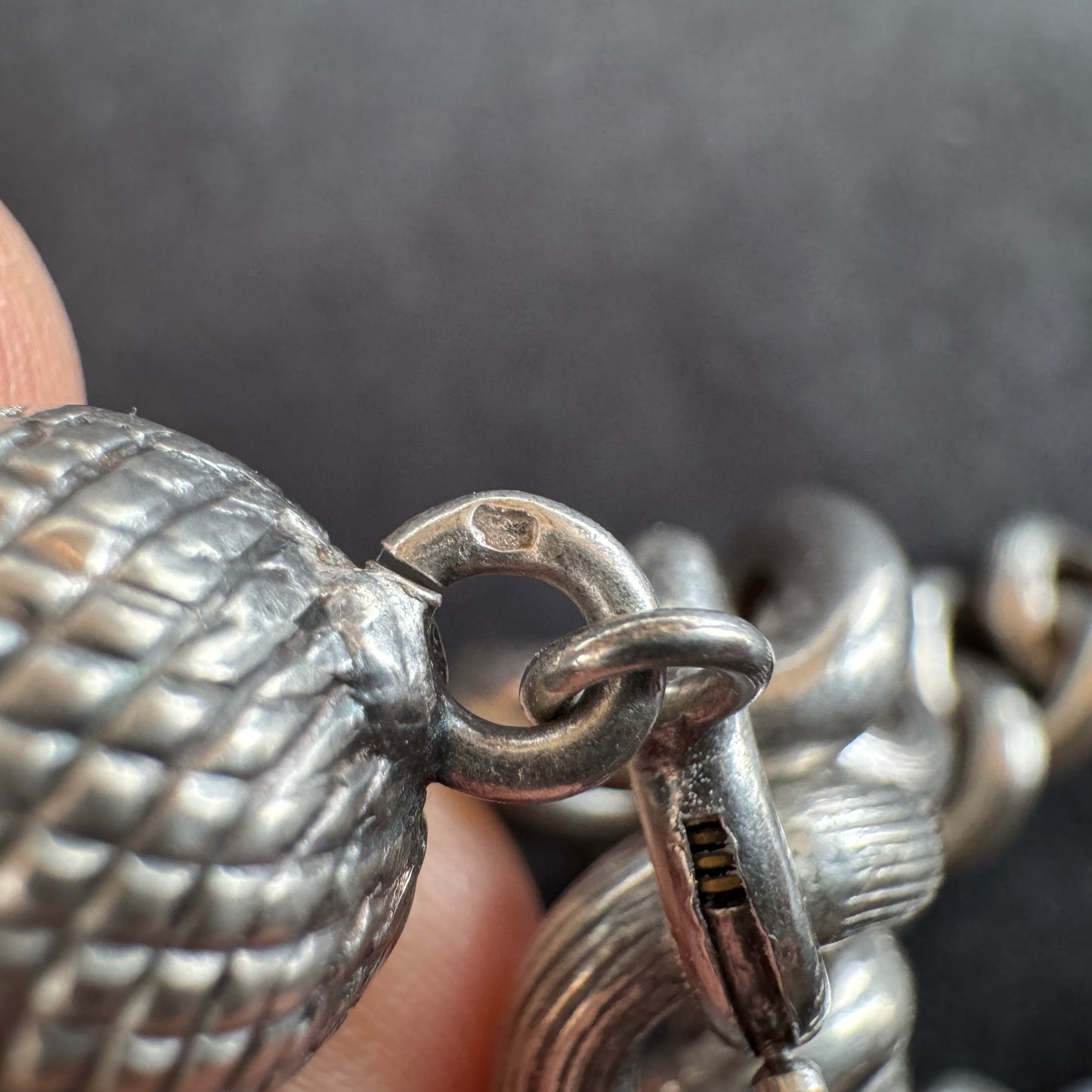 Bracelet ancien en argent à breloque vers 1900