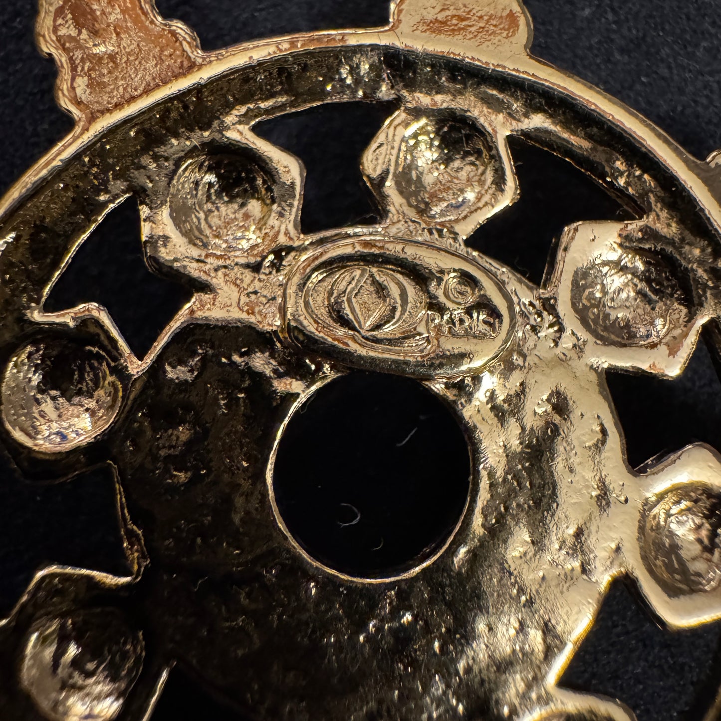 Pendentif de créateur Q Paris - « gouvernail de bateau »