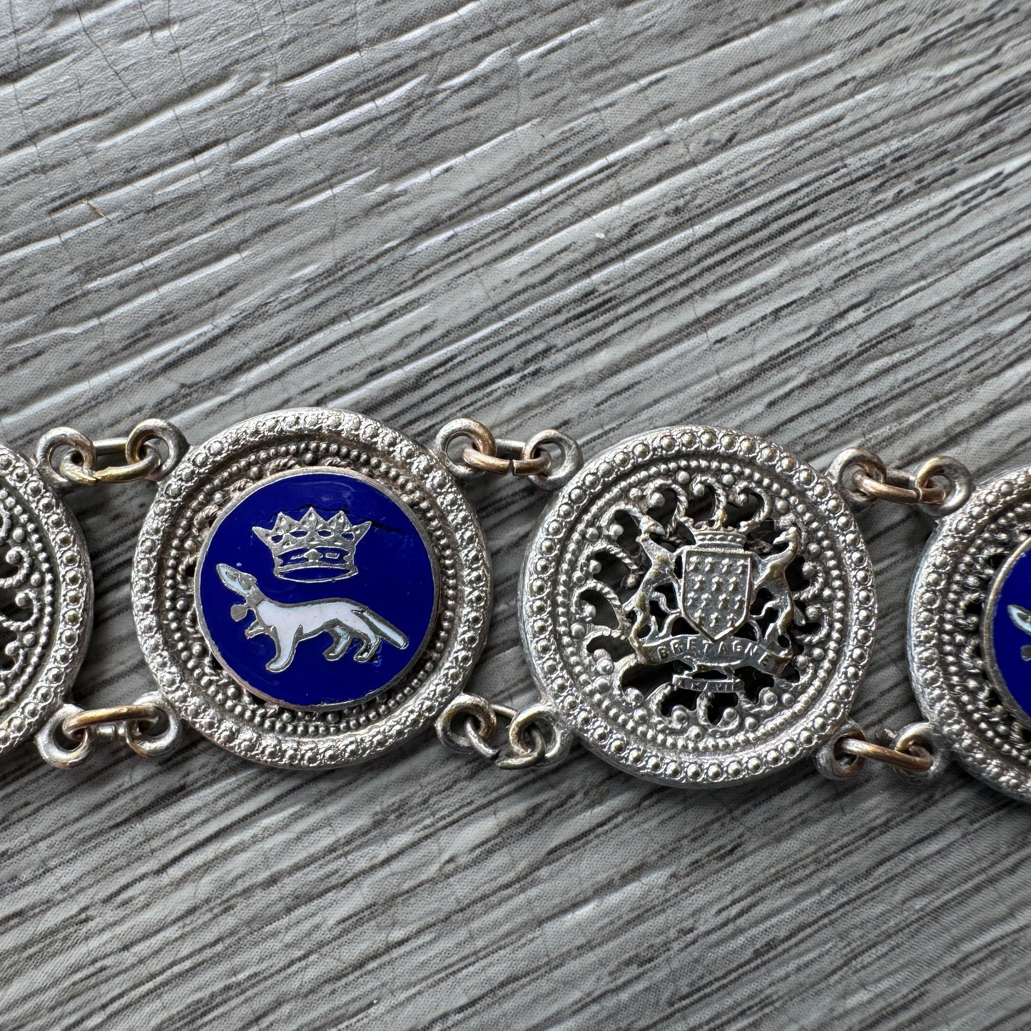 Bracelet ancien Souvenir de Bretagne « armoiries de Bretagne - Sainte Anne » métal argenté emaillé