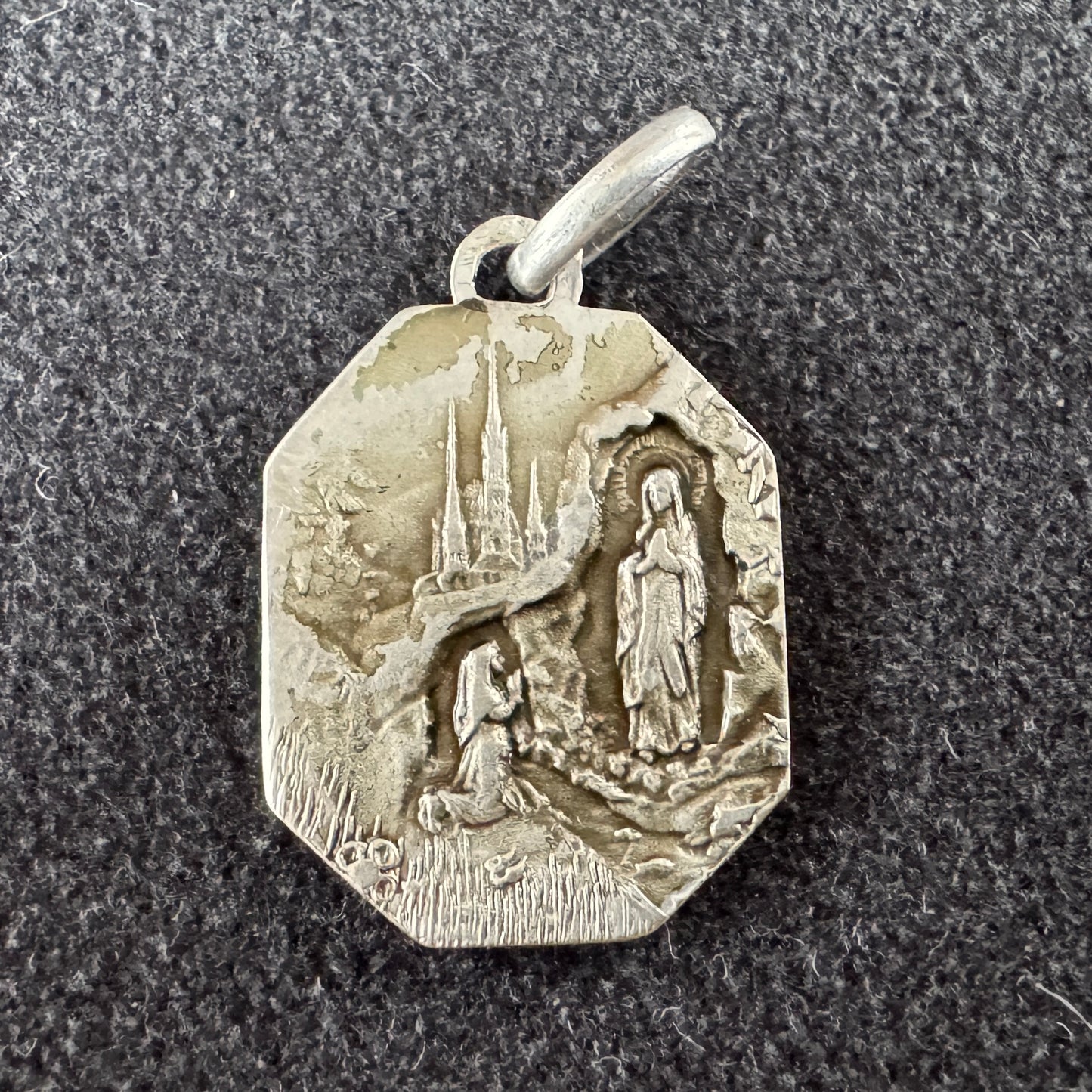 Médaille religieuse Art Déco en argent « Notre-Dame de Lourdes »