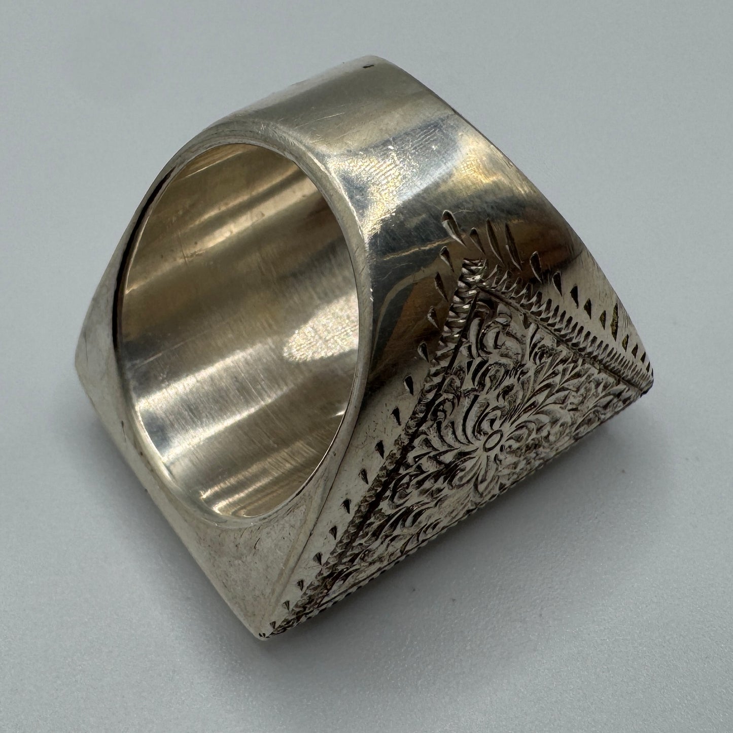 Grosse chevalière Indochine en argent massif