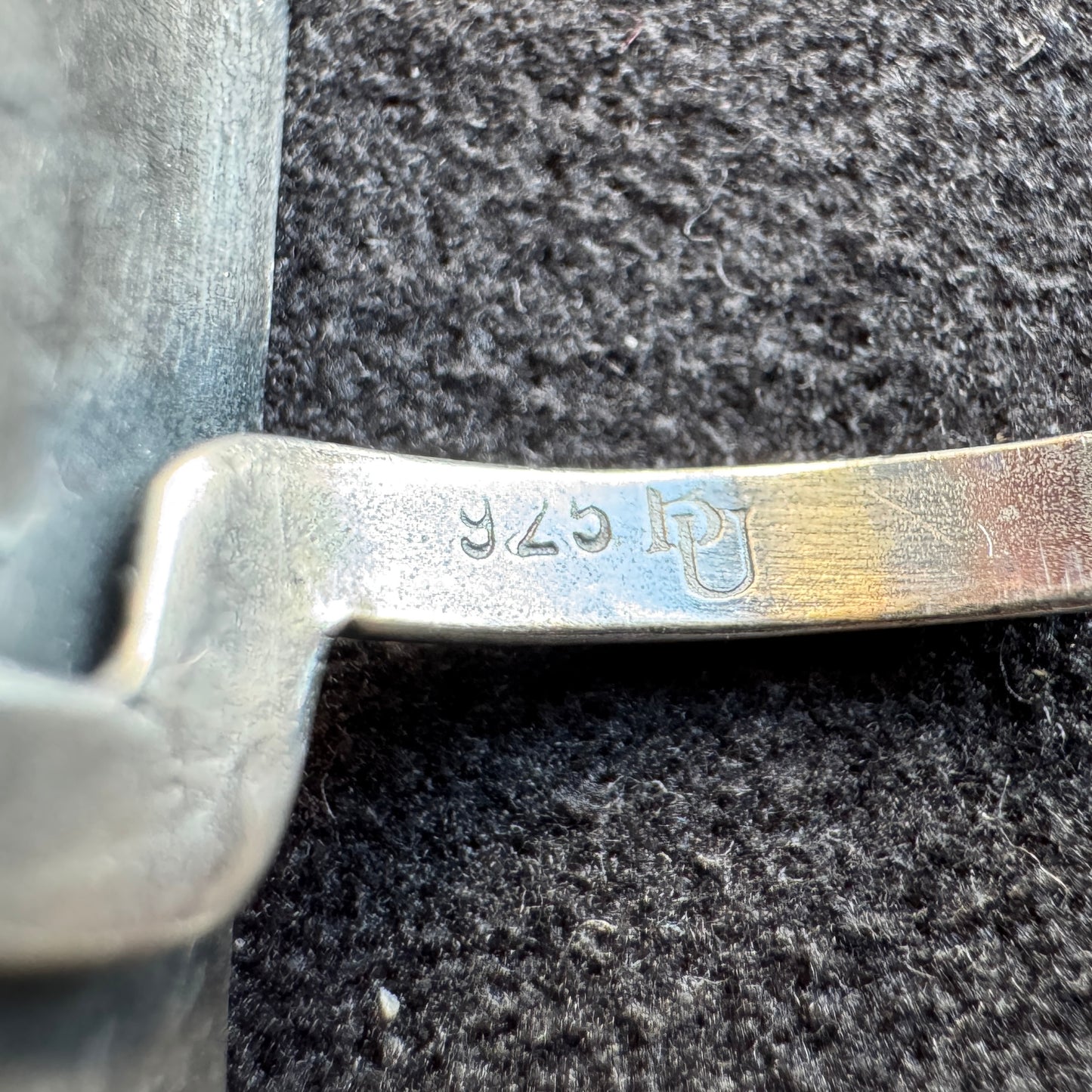 Bague de créateur en argent signée BU