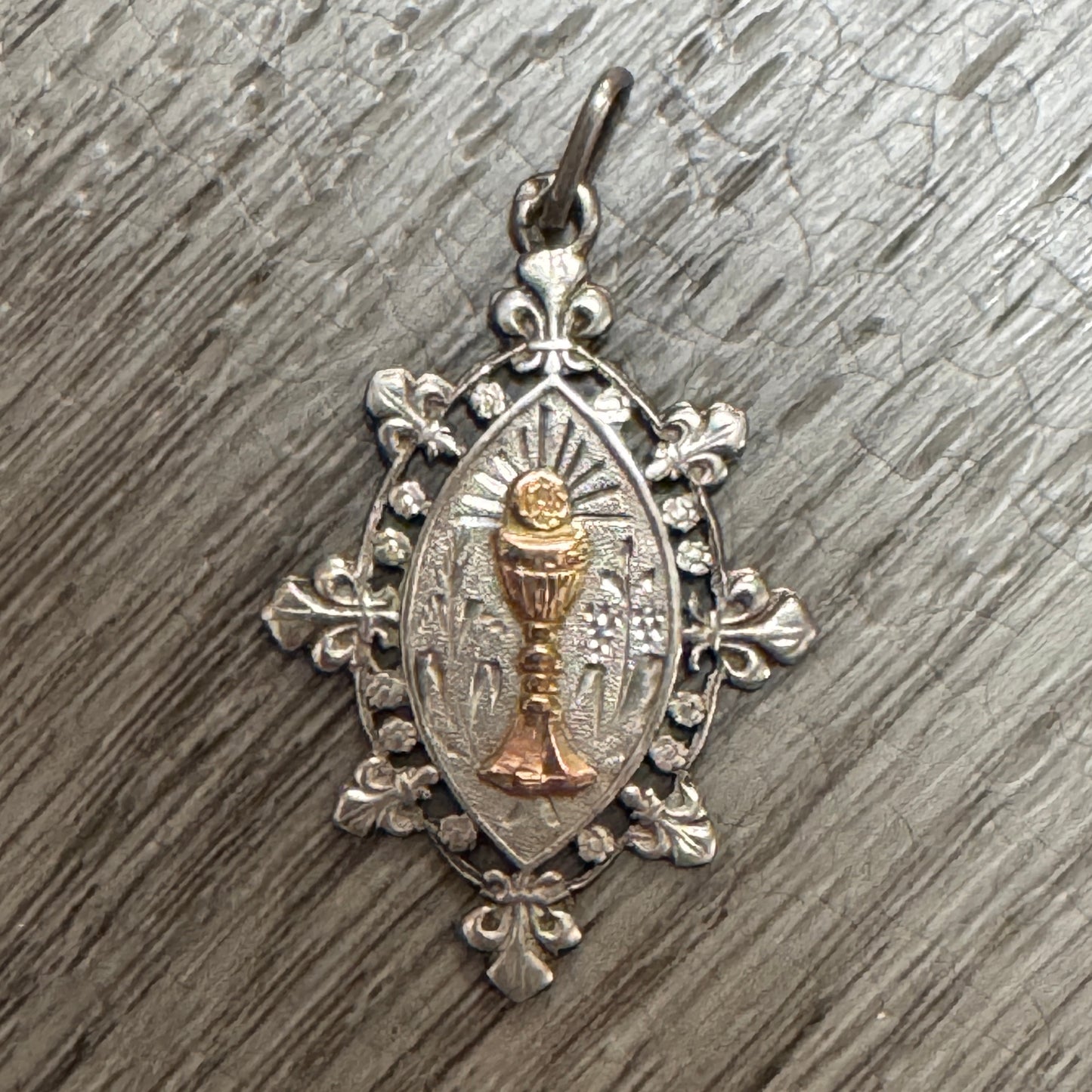 Médaille religieuse ancienne en argent et vermeil « calice et fleurs de Lys»