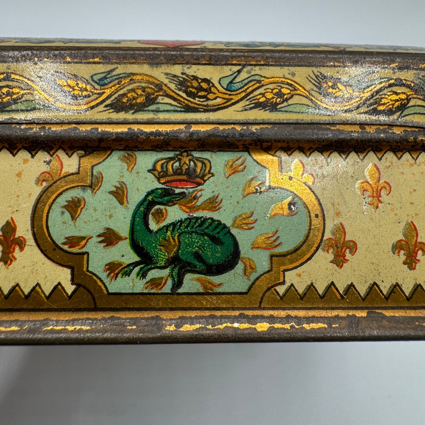 boîte ancienne en tôle lithographiée - « sucre d’orge des religieuses de Moret »