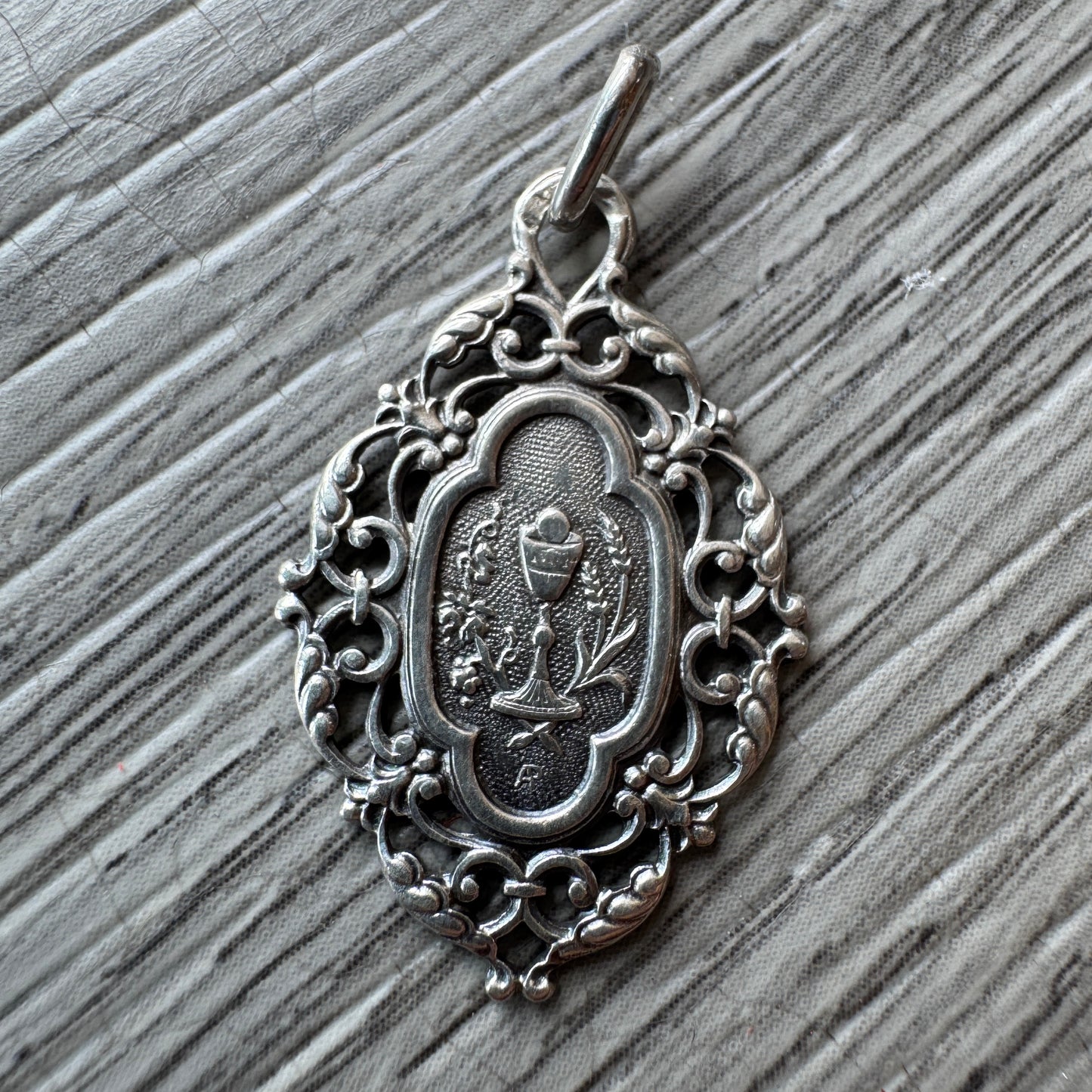 Médaille religieuse ancienne en argent « calice »