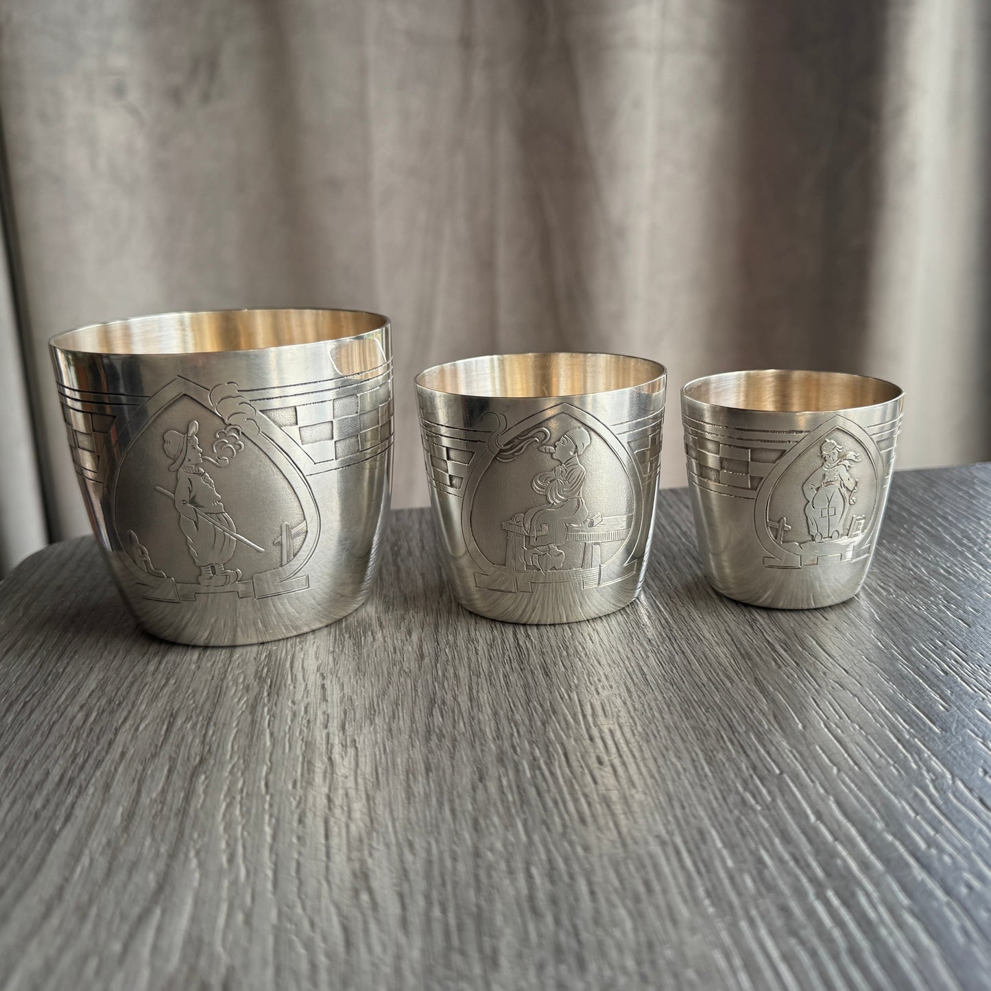 Timbales gigognes Art Deco - décors personnages bord de mer