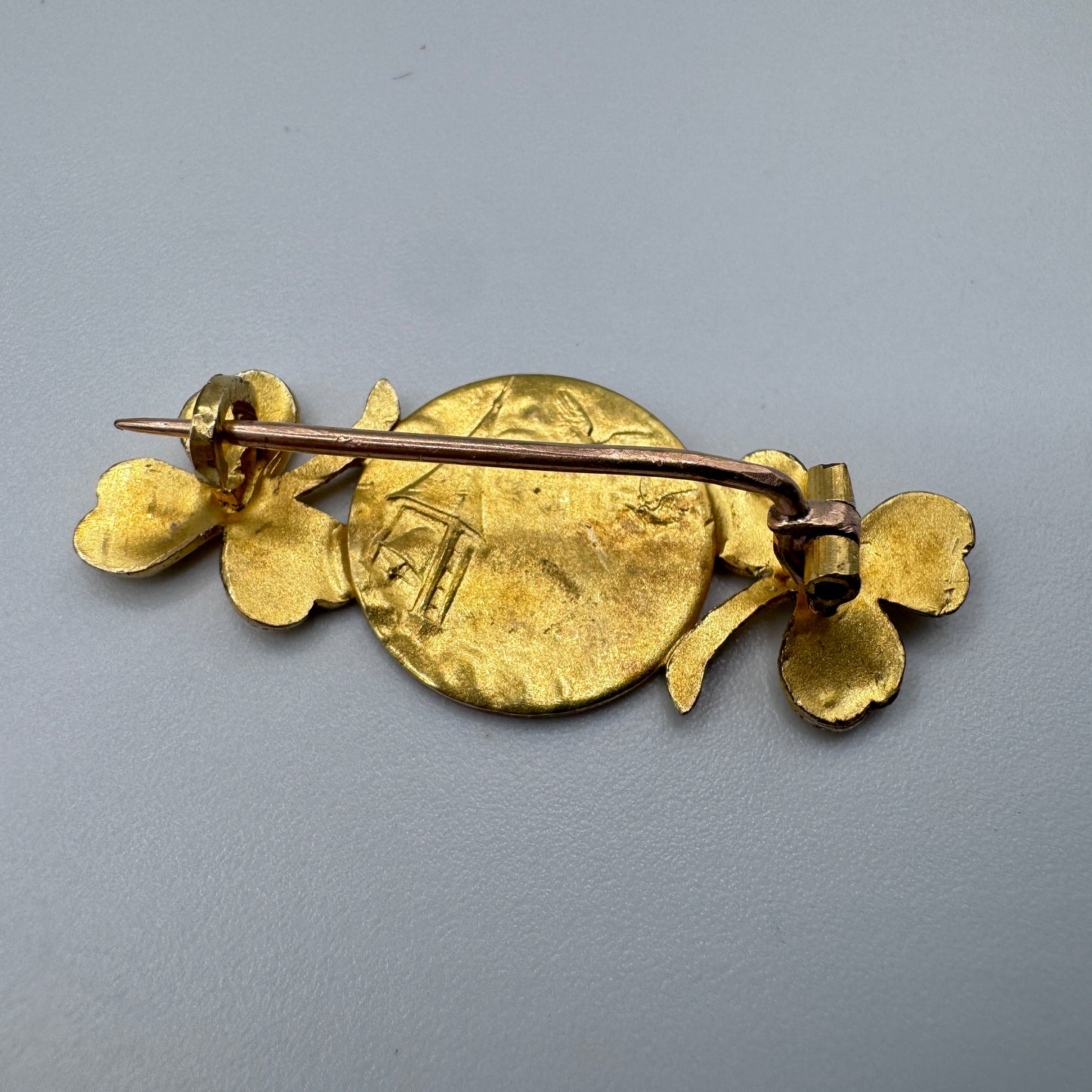 Broche ancienne Art Nouveau « angelot et trèfle » en plaqué or
