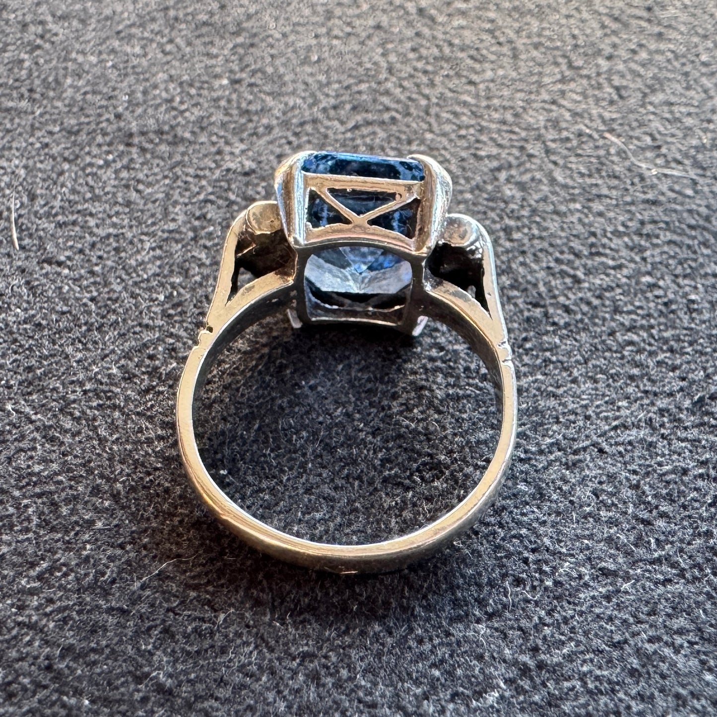 Bague ancienne en argent et cabochon verre taillé bleu