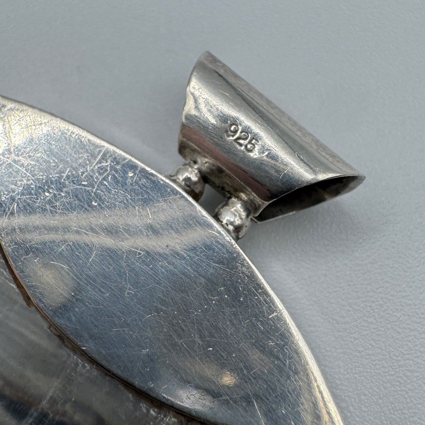 Grand pendentif en argent et oursin noir