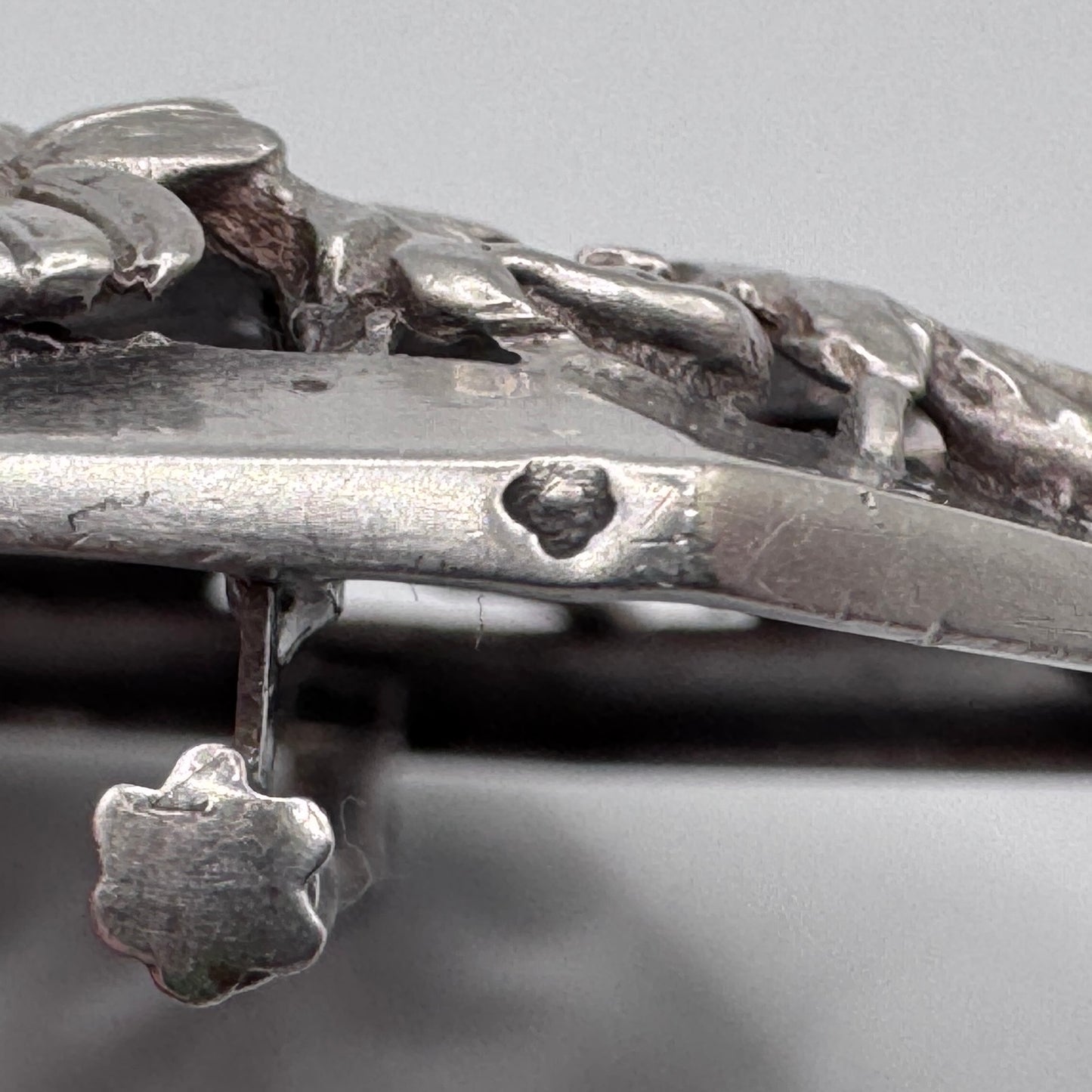Broche ancienne en en argent « motif aux pâquerettes » - argent massif