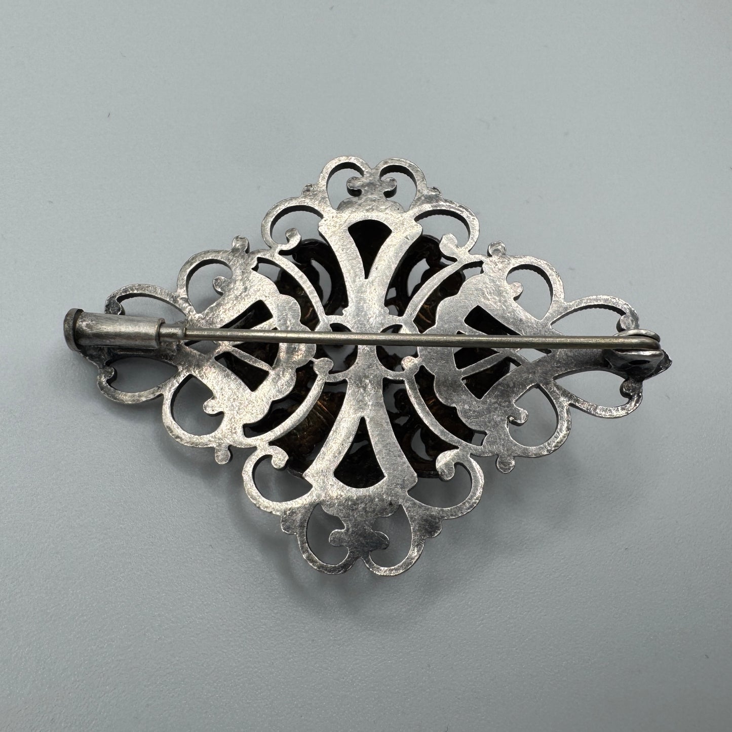 Broche ancienne - métal argenté - motif ajouré fleuri
