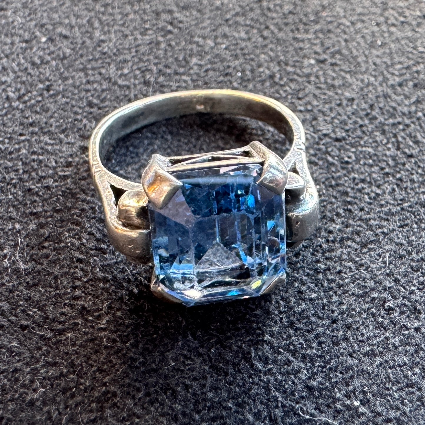 Bague ancienne en argent et cabochon verre taillé bleu