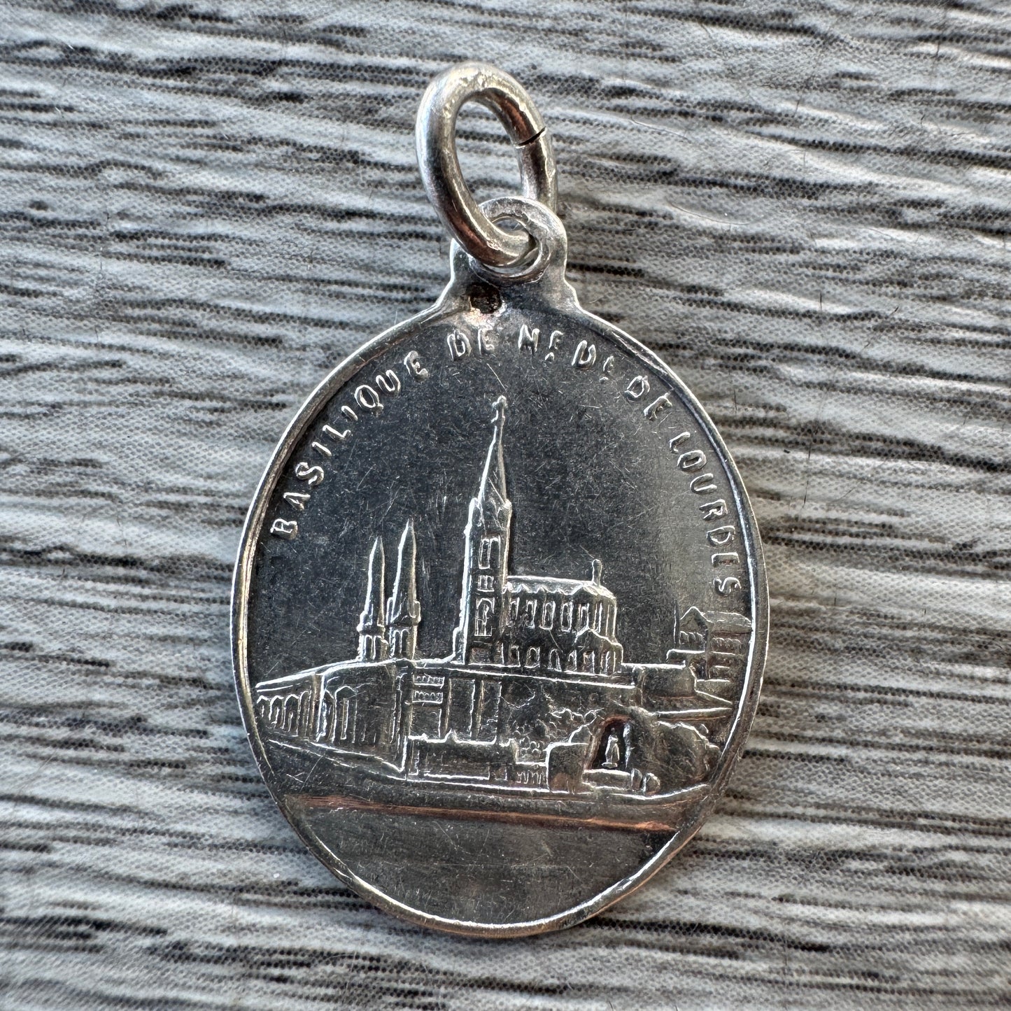 Médaille religieuse ancienne en argent « Basilique de Notre Dame de Lourdes »