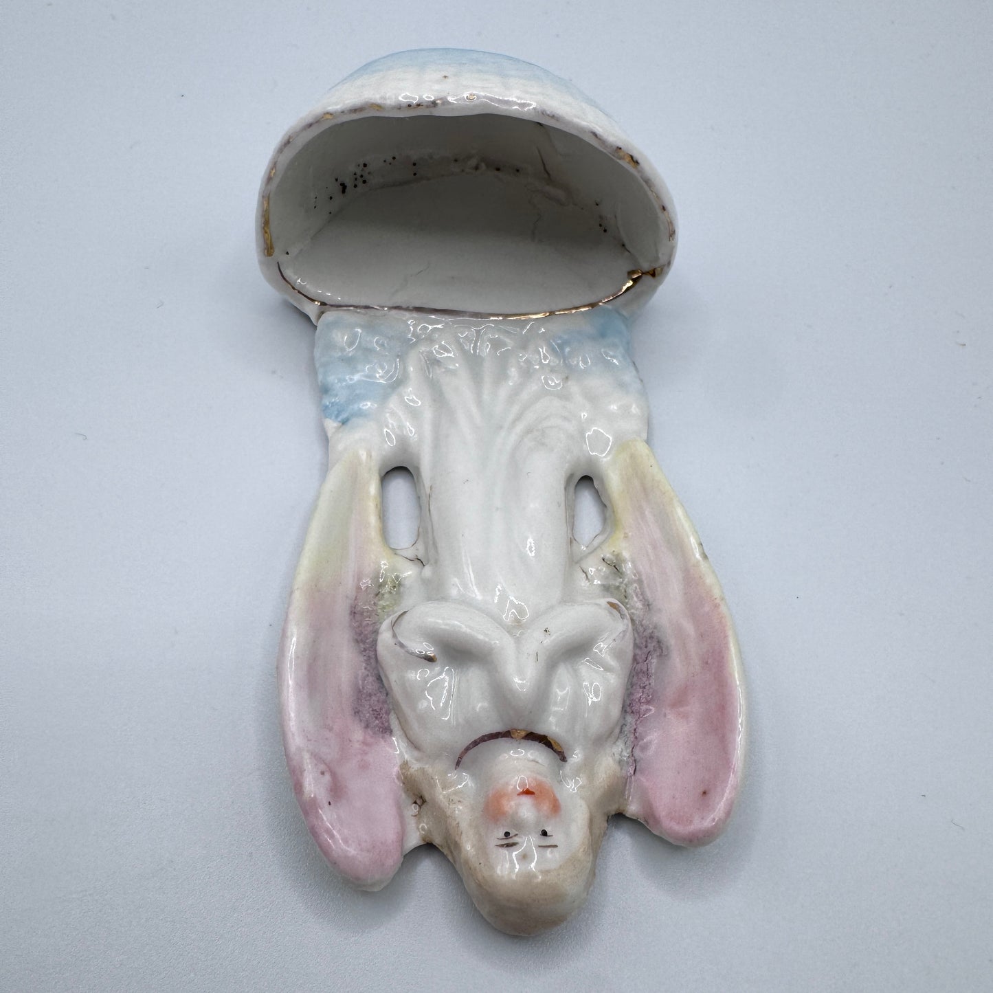 Petite sculpture religieuse ancienne en biscuit polychrome - bénitier ange gardien