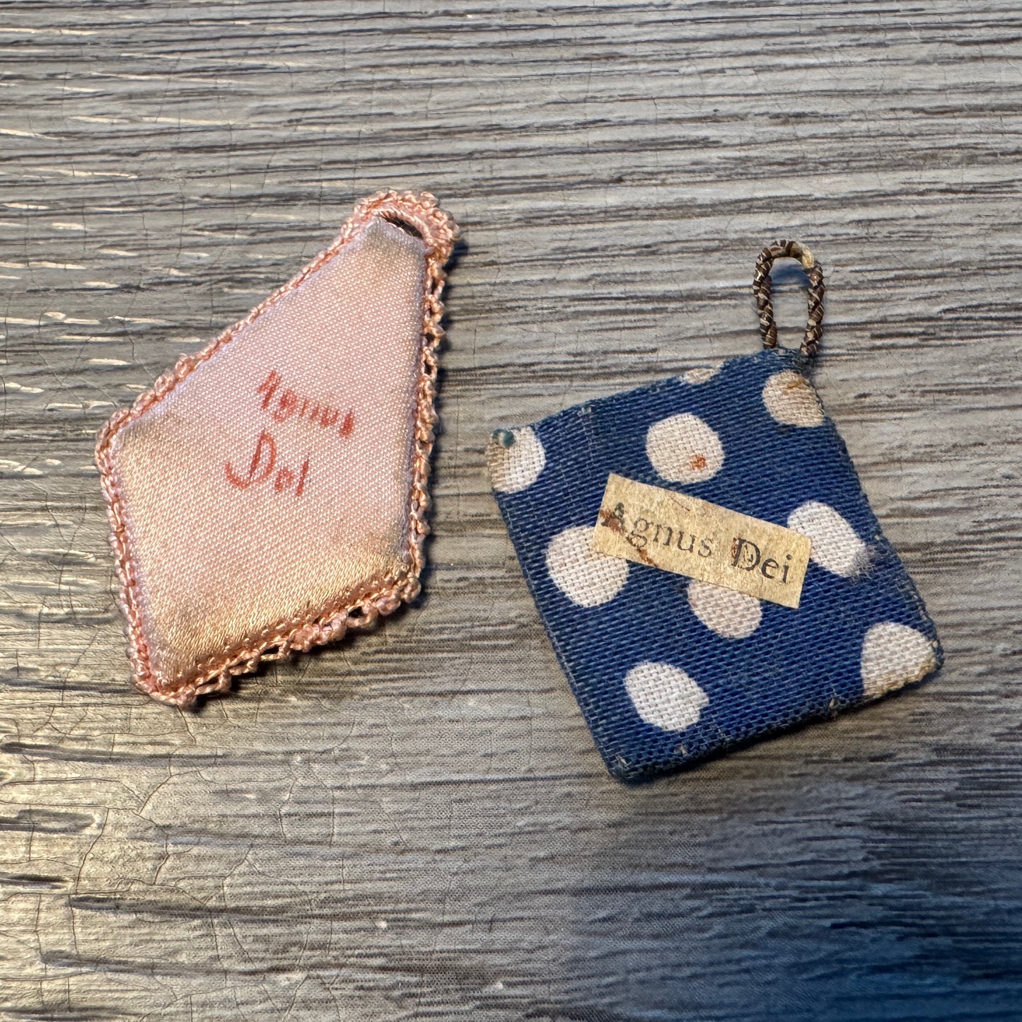 Lot ancien religieux reliques tissu - « agnus Dei »