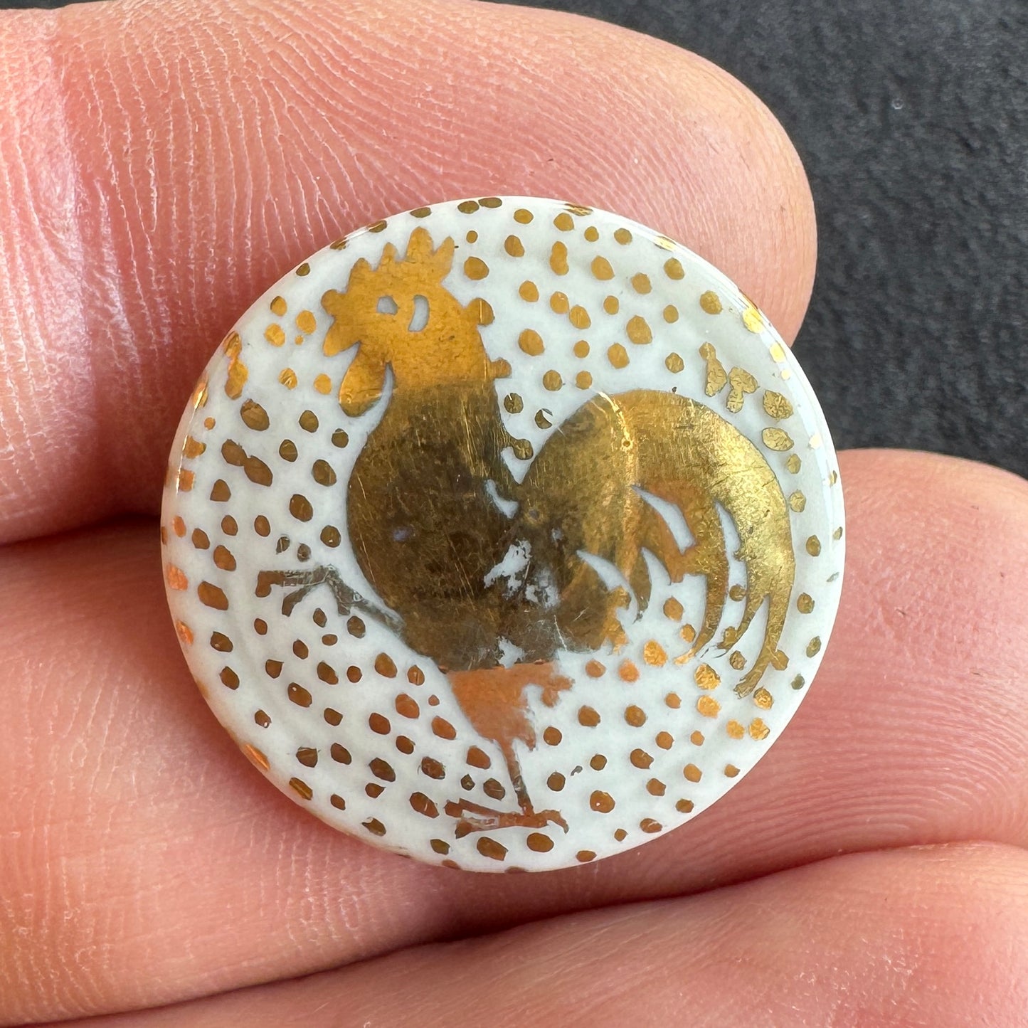 Bouton ancien XIXe en porcelaine dorée « motif coq »