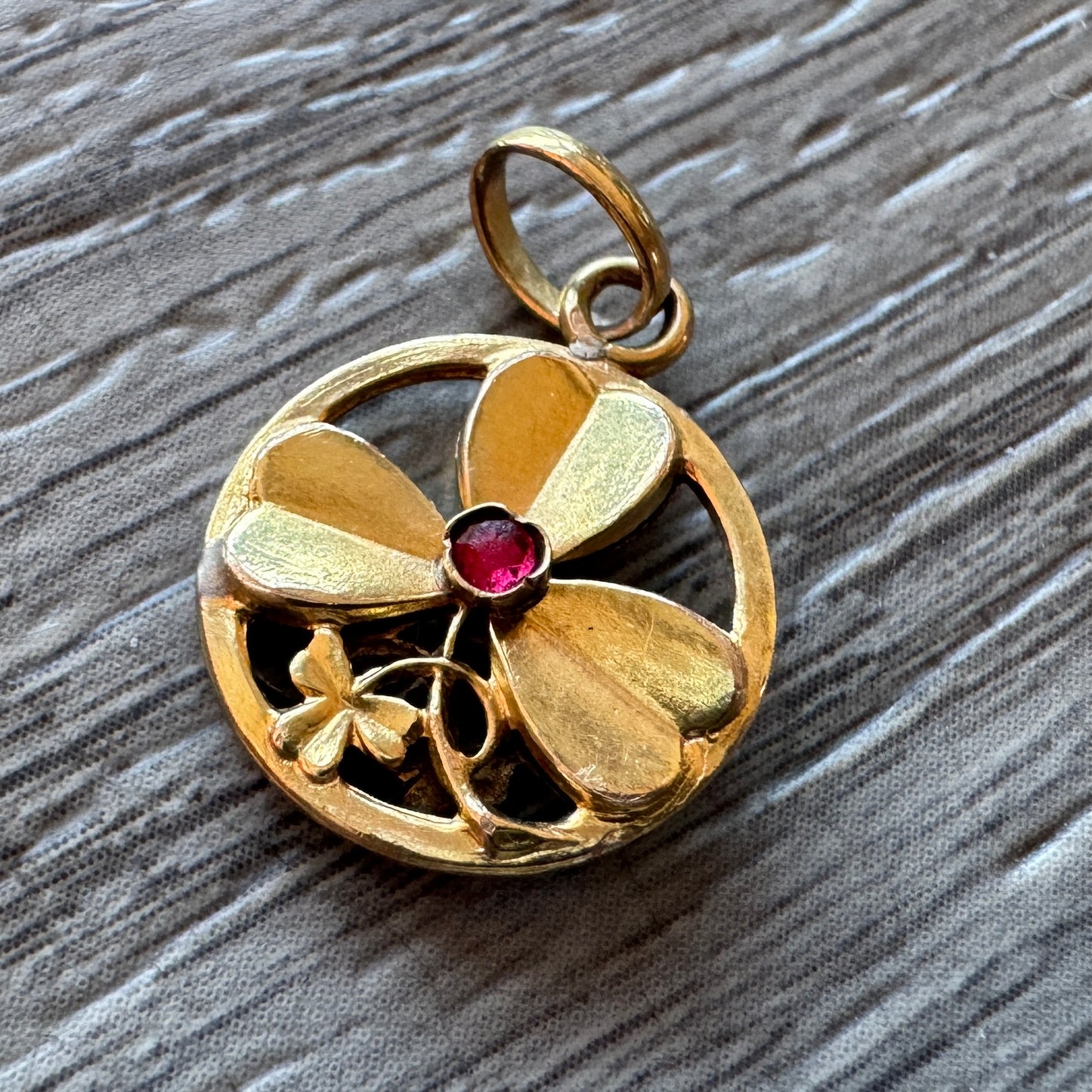 Pendentif ancien Art Nouveau « trèfle porté bonheur » en plaqué or circa 1900