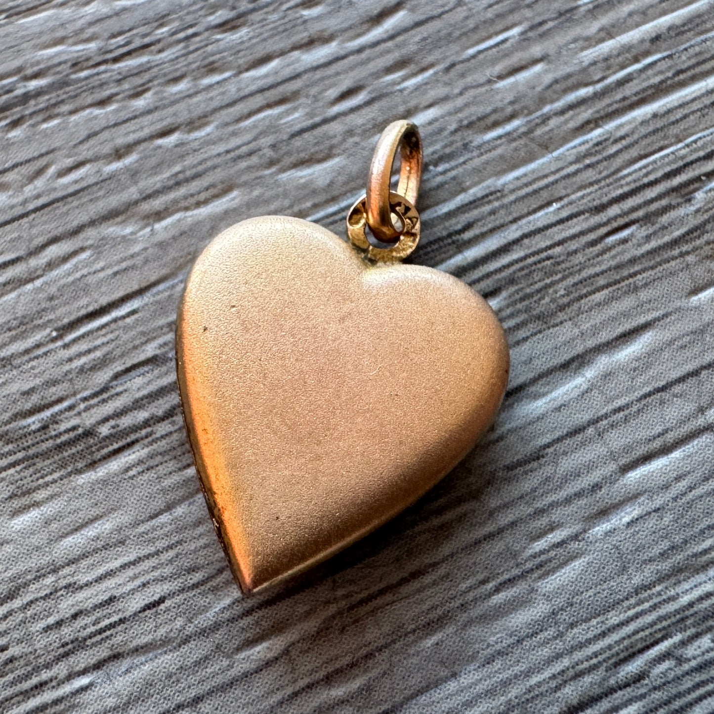 Pendentif ancien Art Nouveau « trèfle porté bonheur » en plaqué or circa 1900