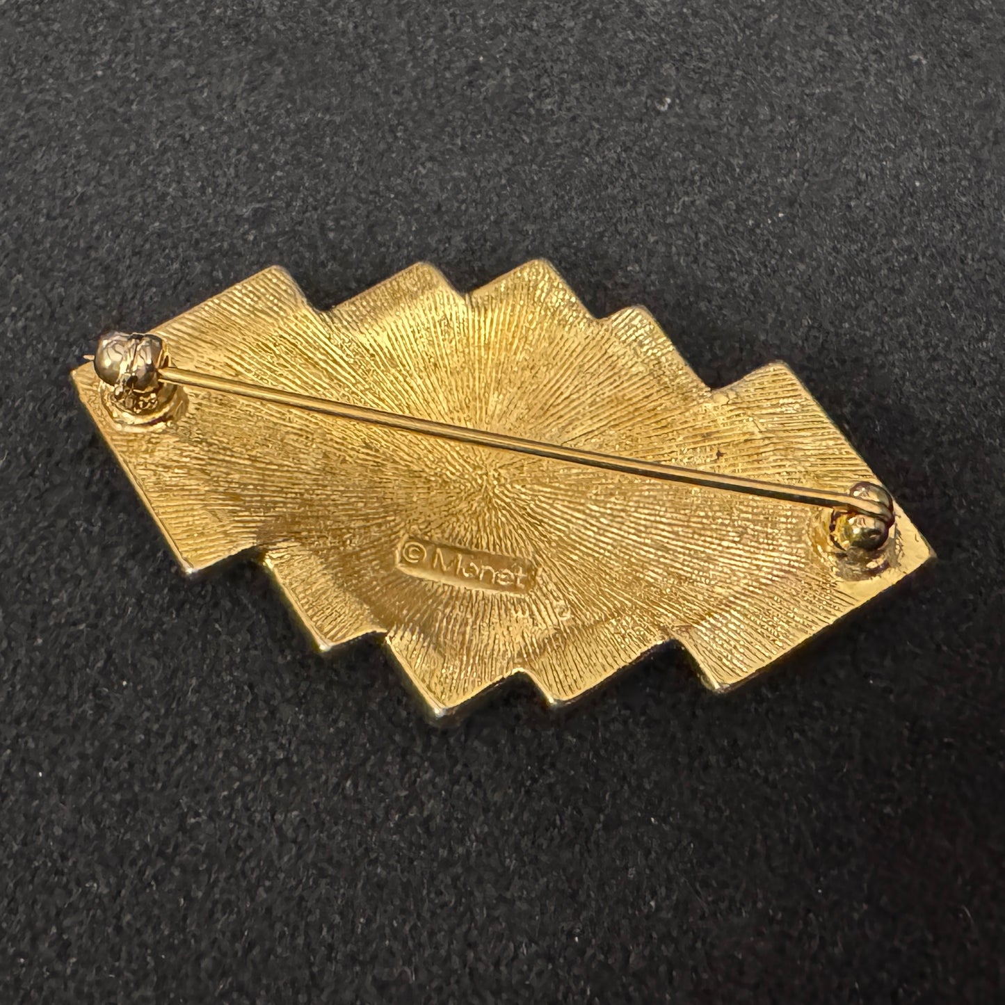 Broche Vintage en métal doré signée Monet