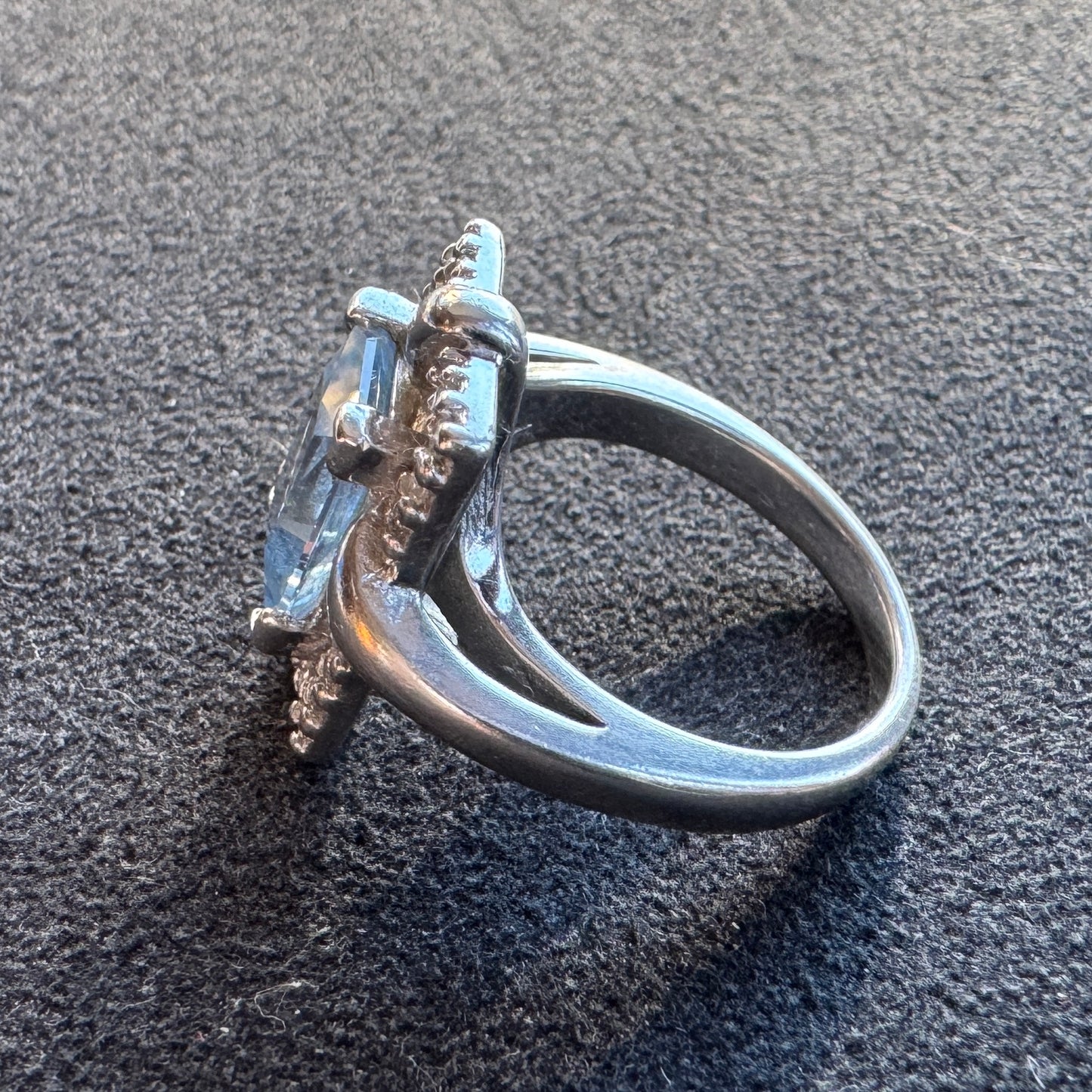 Bague en argent et cabochon verre taillé bleu