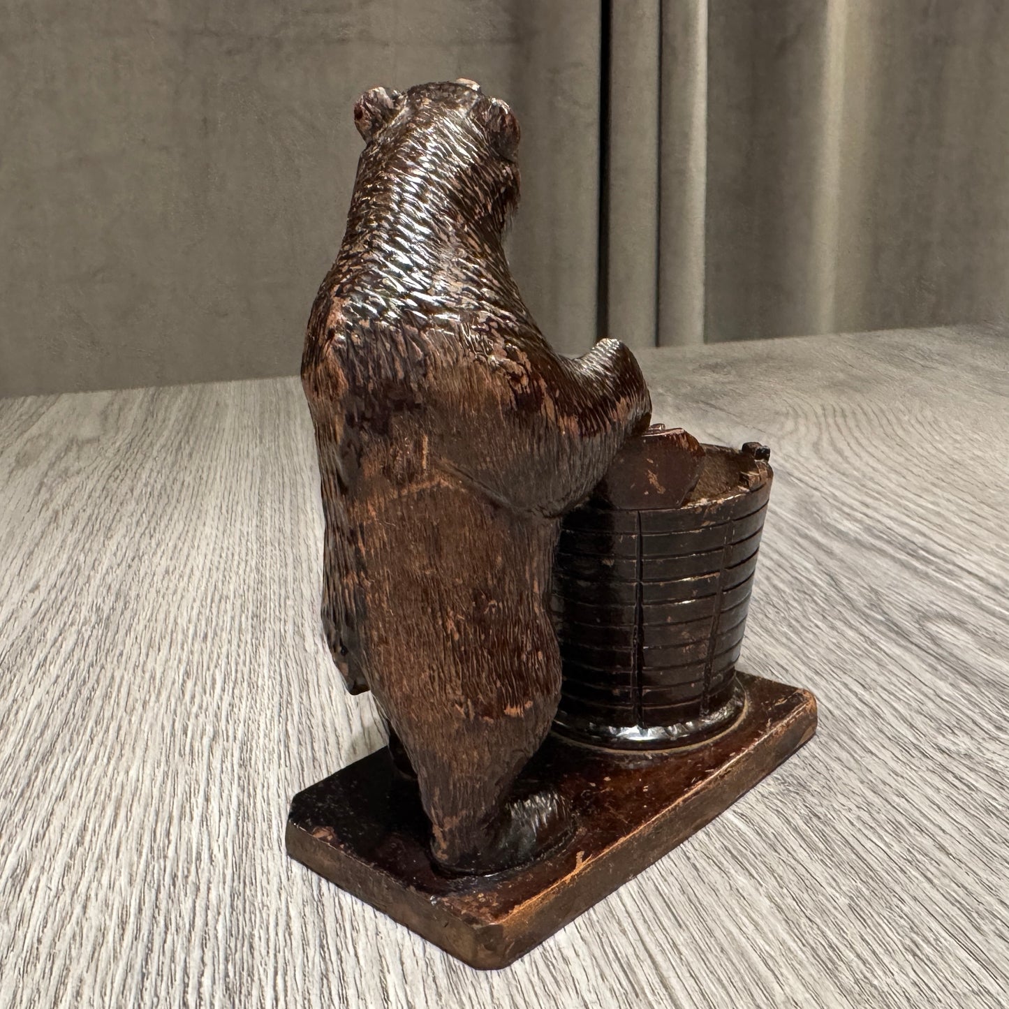 Pyrogène ancien en bois vernis « l’ours et le tonneau » - souvenir Forêt Noire