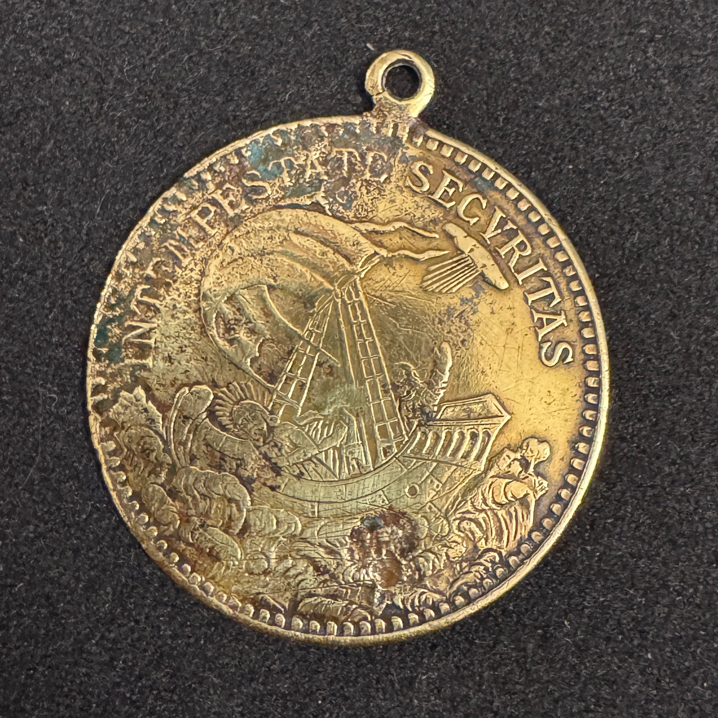Médaille religieuse ancienne en bronze « Saint Georges terrassant le dragon »