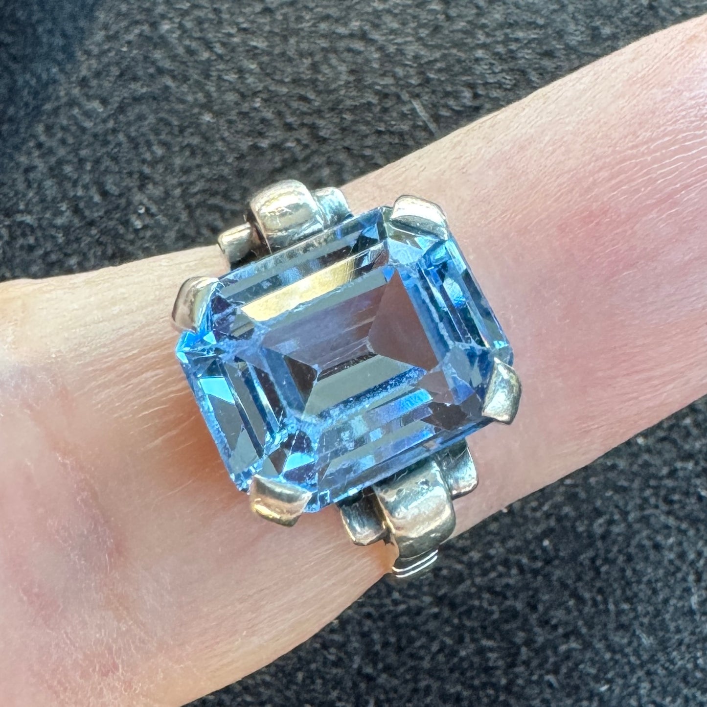 Bague ancienne en argent et cabochon verre taillé bleu