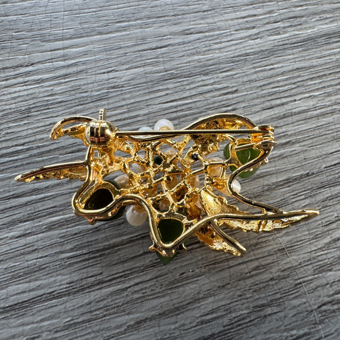 Broche vintage plaqué or - perles d’eau douce et jade