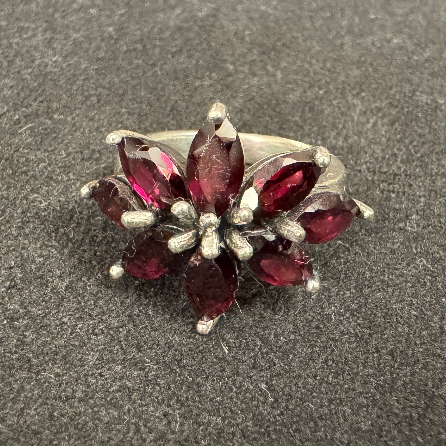 Bague en argent et grenats