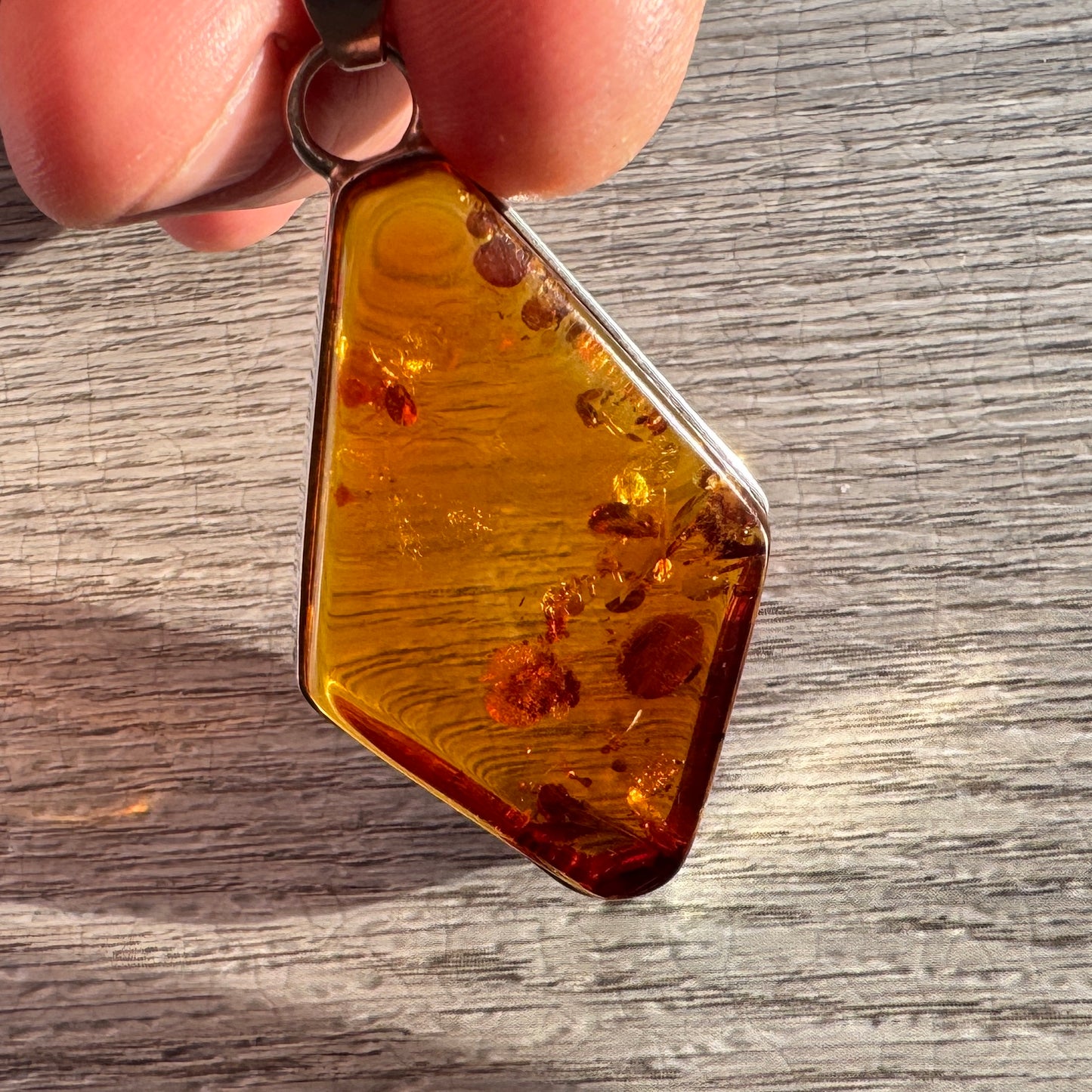 Grand Pendentif en ambre poli et monture argent