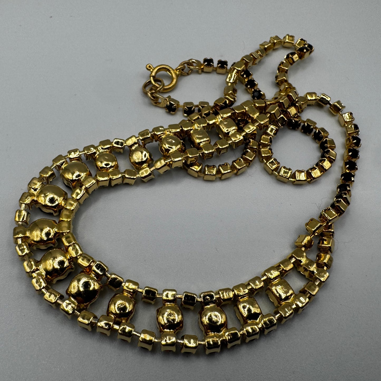 Collier vintage en métal doré et verroterie