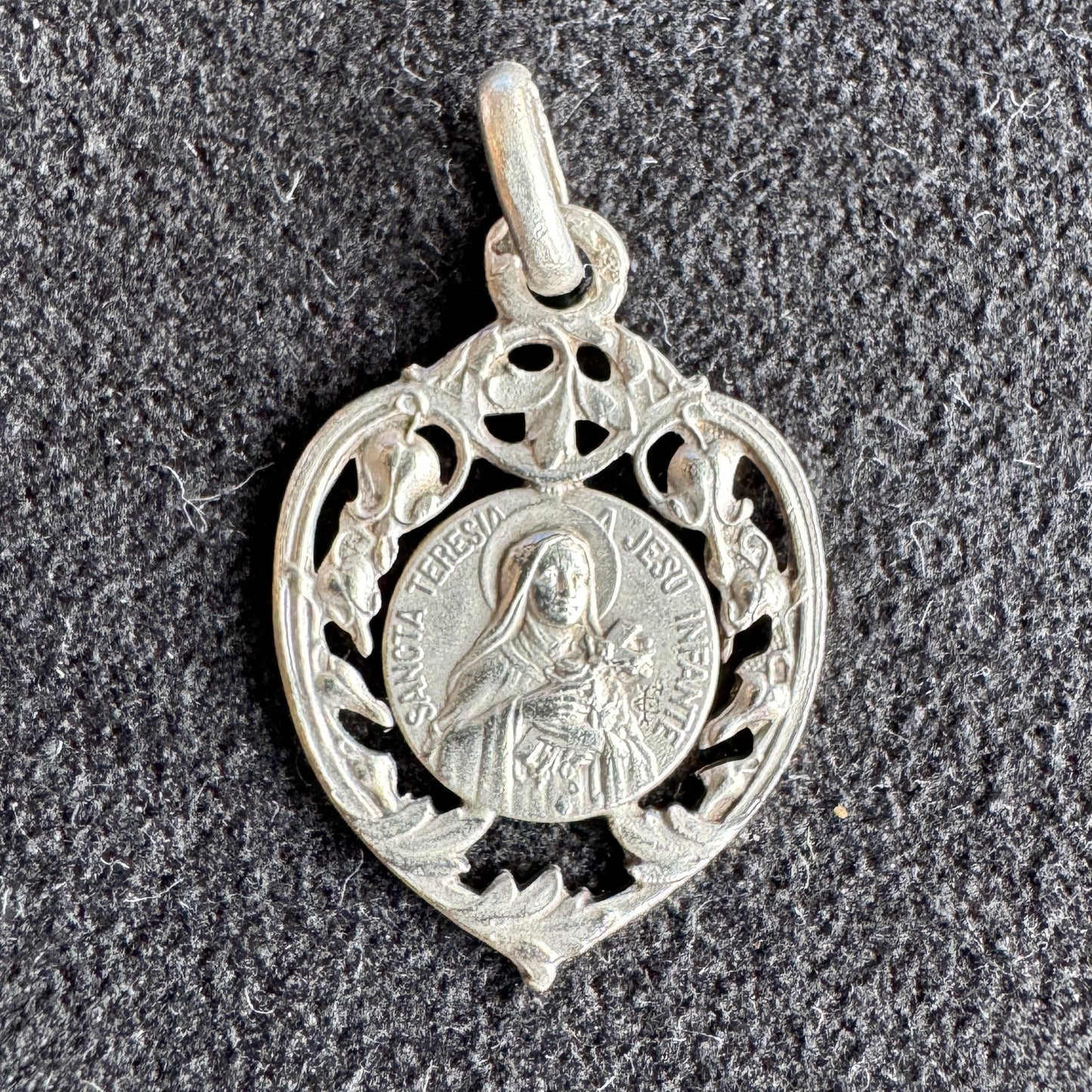 Médaille religieuse ancienne en argent « Sainte Thérèse »