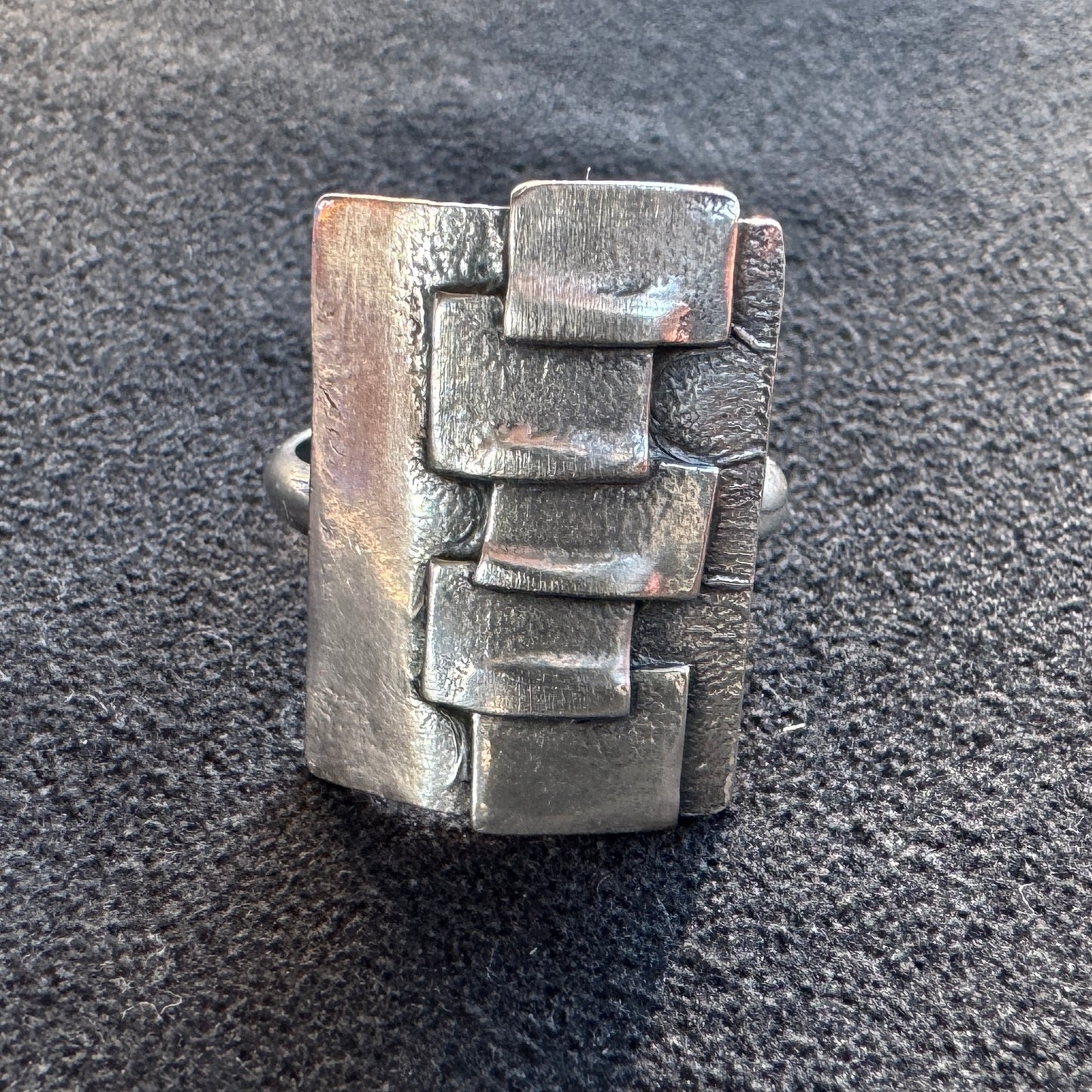 Bague de créateur en argent signée BU