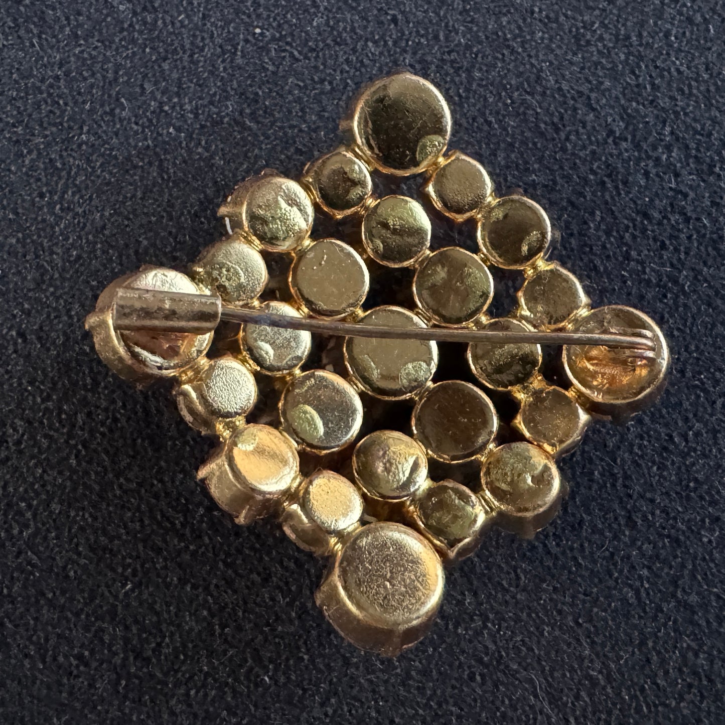 Broche Vintage en métal doré et verroterie