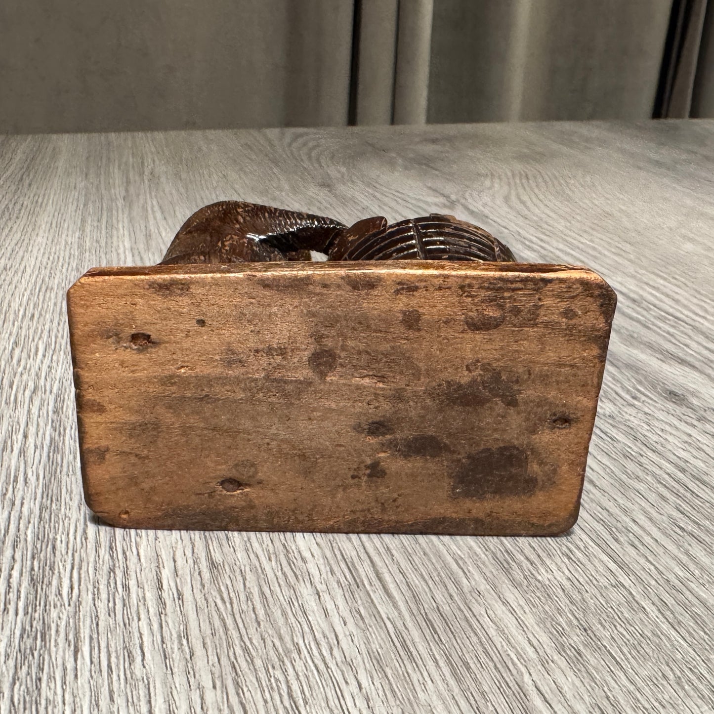 Pyrogène ancien en bois vernis « l’ours et le tonneau » - souvenir Forêt Noire