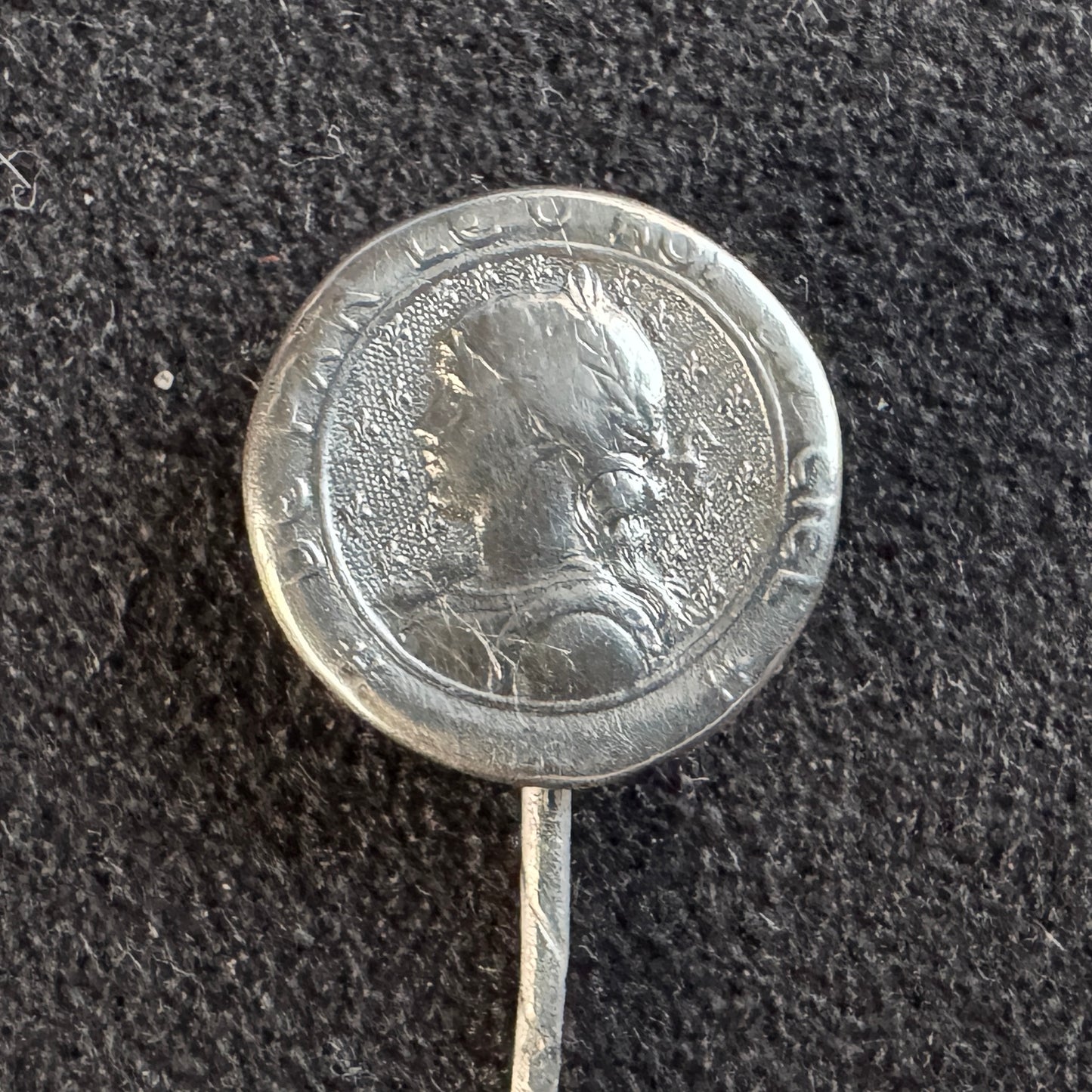 Épingle à cravate ancienne en argent « Jeanne D’arc »